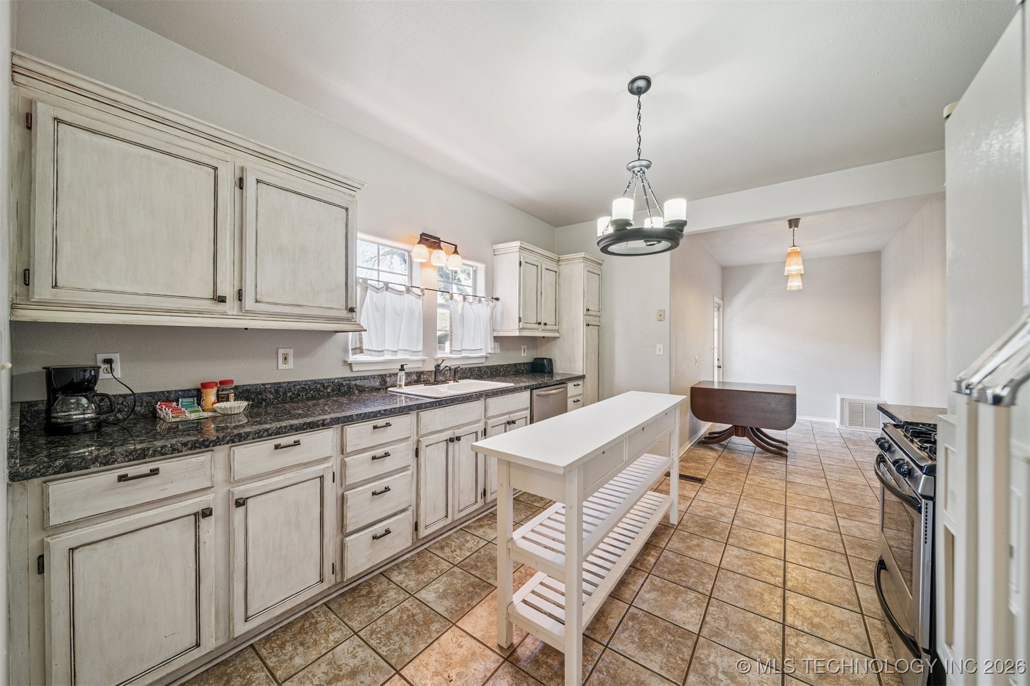 1031 E 36th Street Property Photo 14