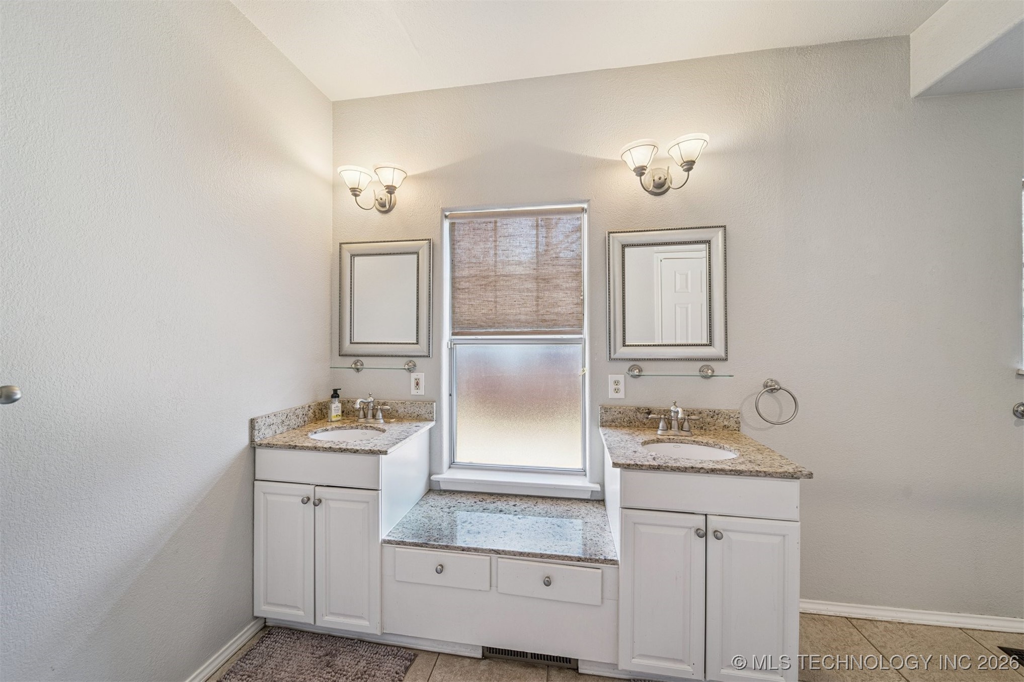 1031 E 36th Street Property Photo 18