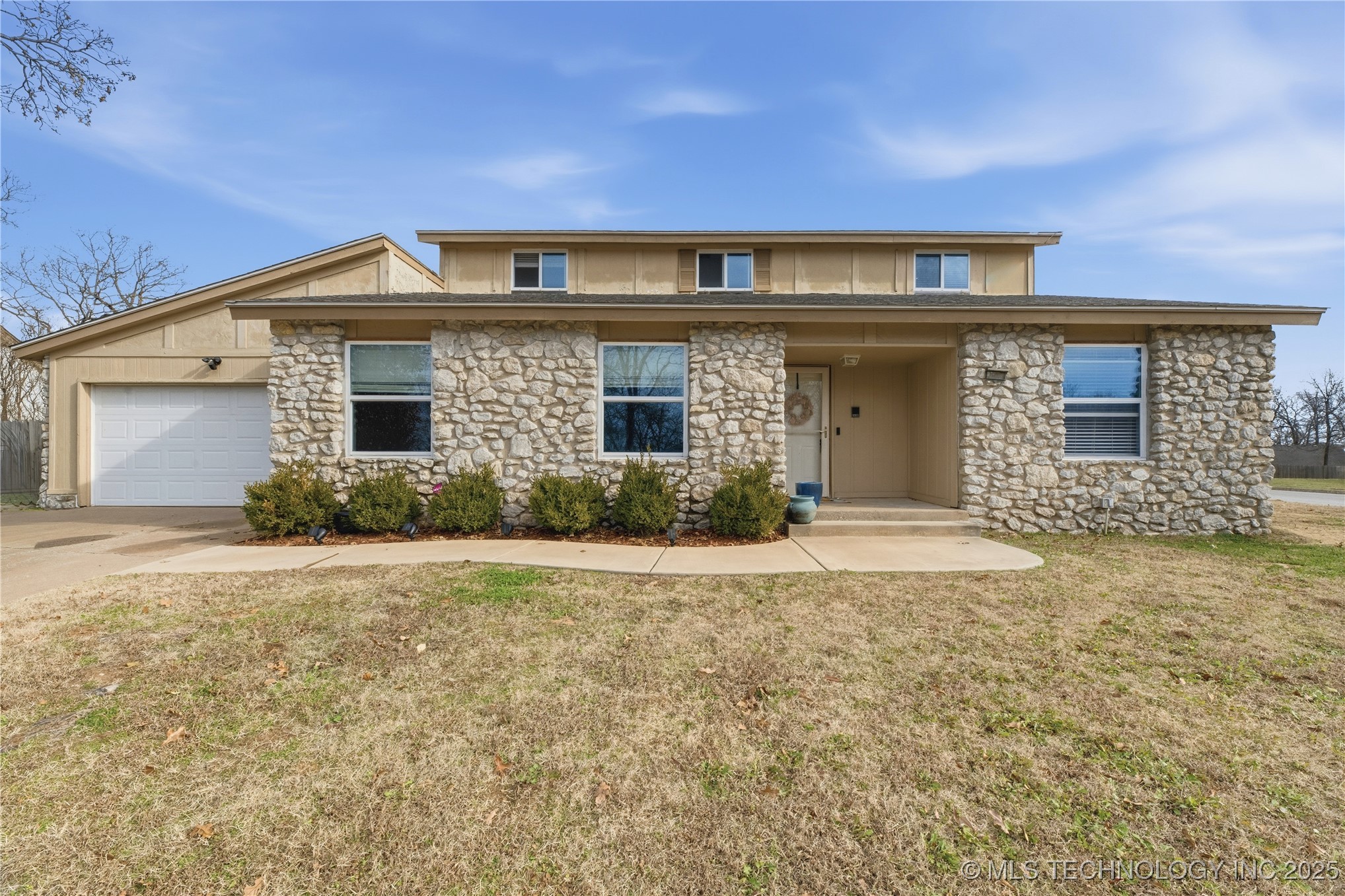 2301 N Union Place Property Photo 1