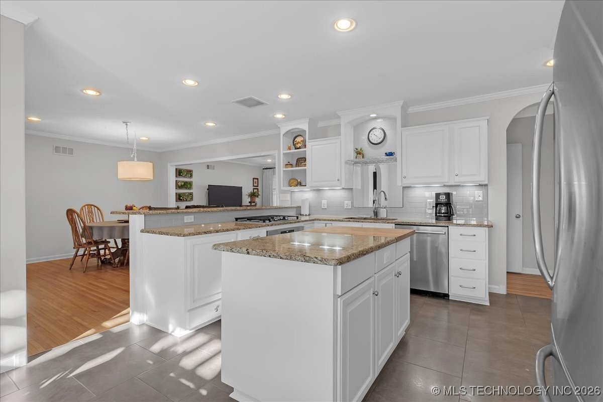 2242 E 33rd Street Property Photo 19