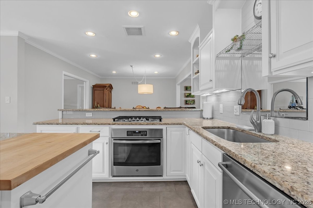 2242 E 33rd Street Property Photo 23