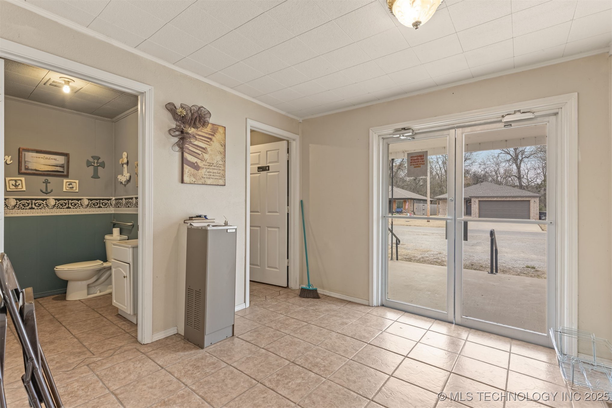 215 S Bixby Street Property Photo 7