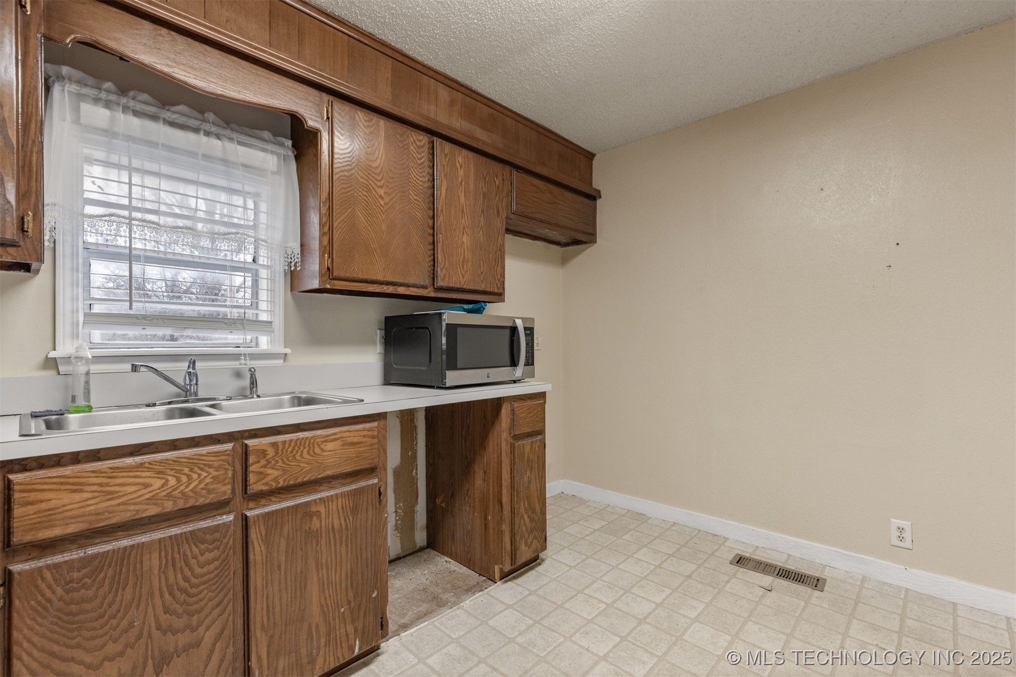 215 S Bixby Street Property Photo 39