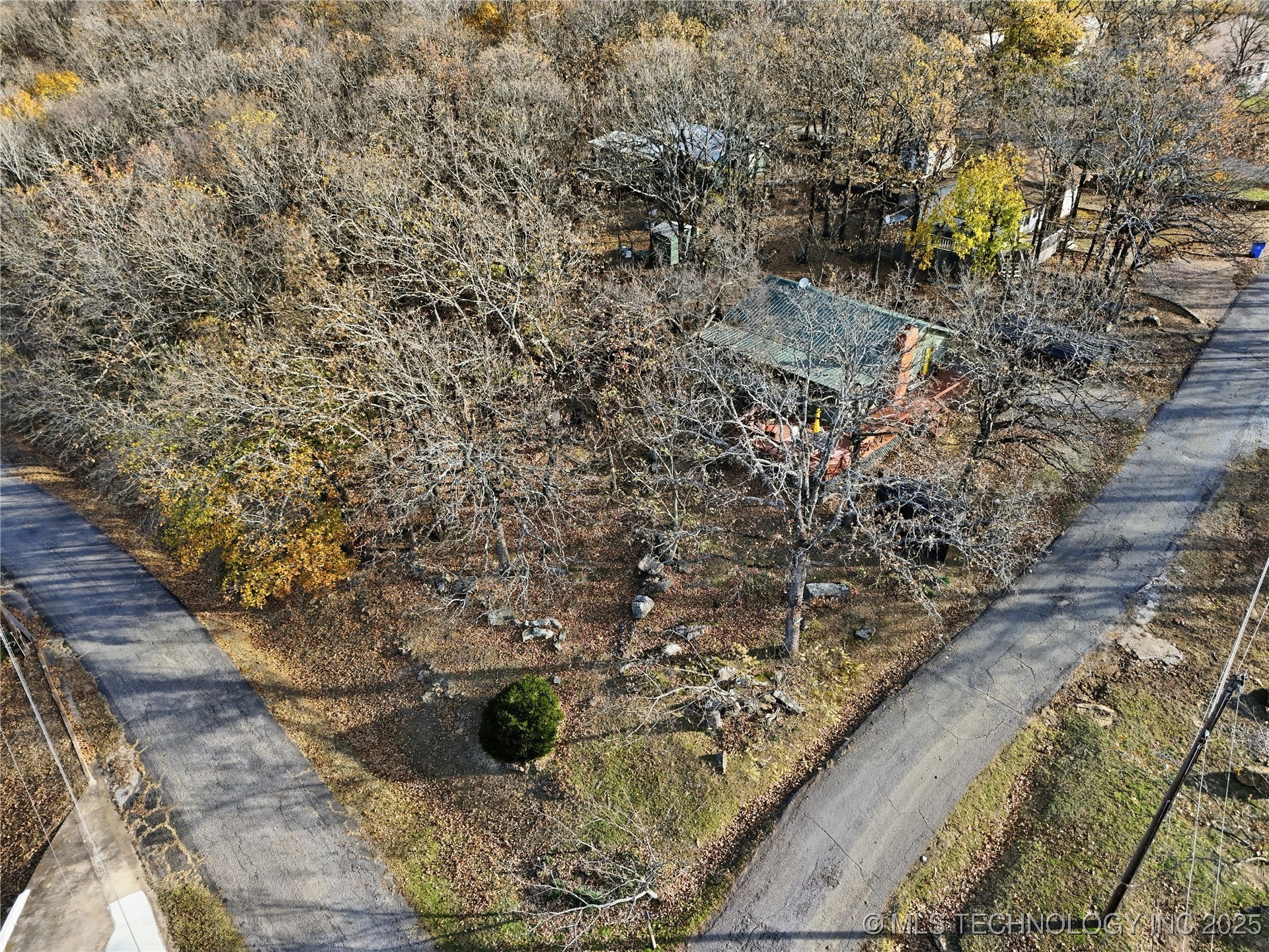 418321 E 1105 Road Property Photo 2