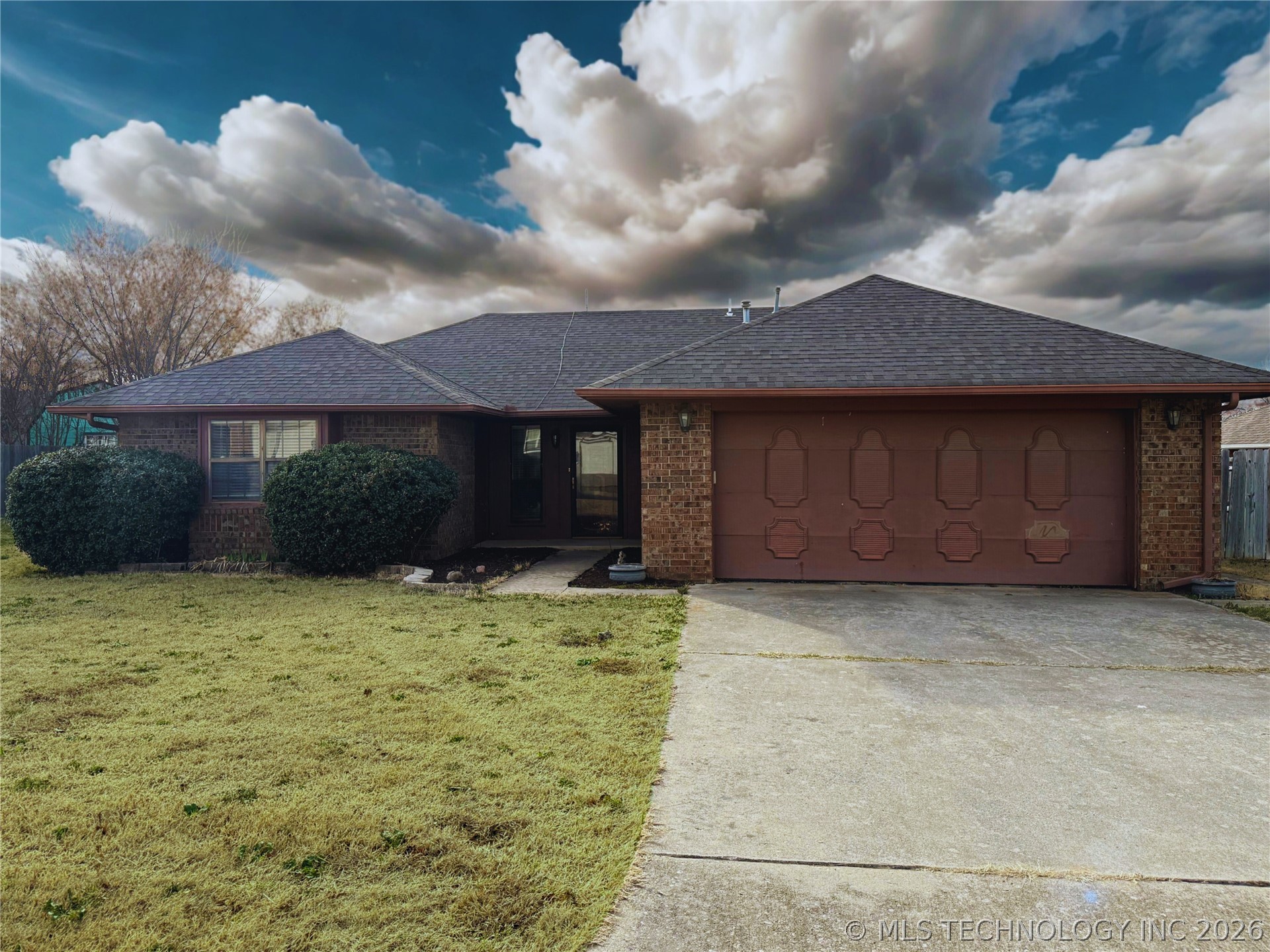 1913 Red Bud Court Property Photo 1