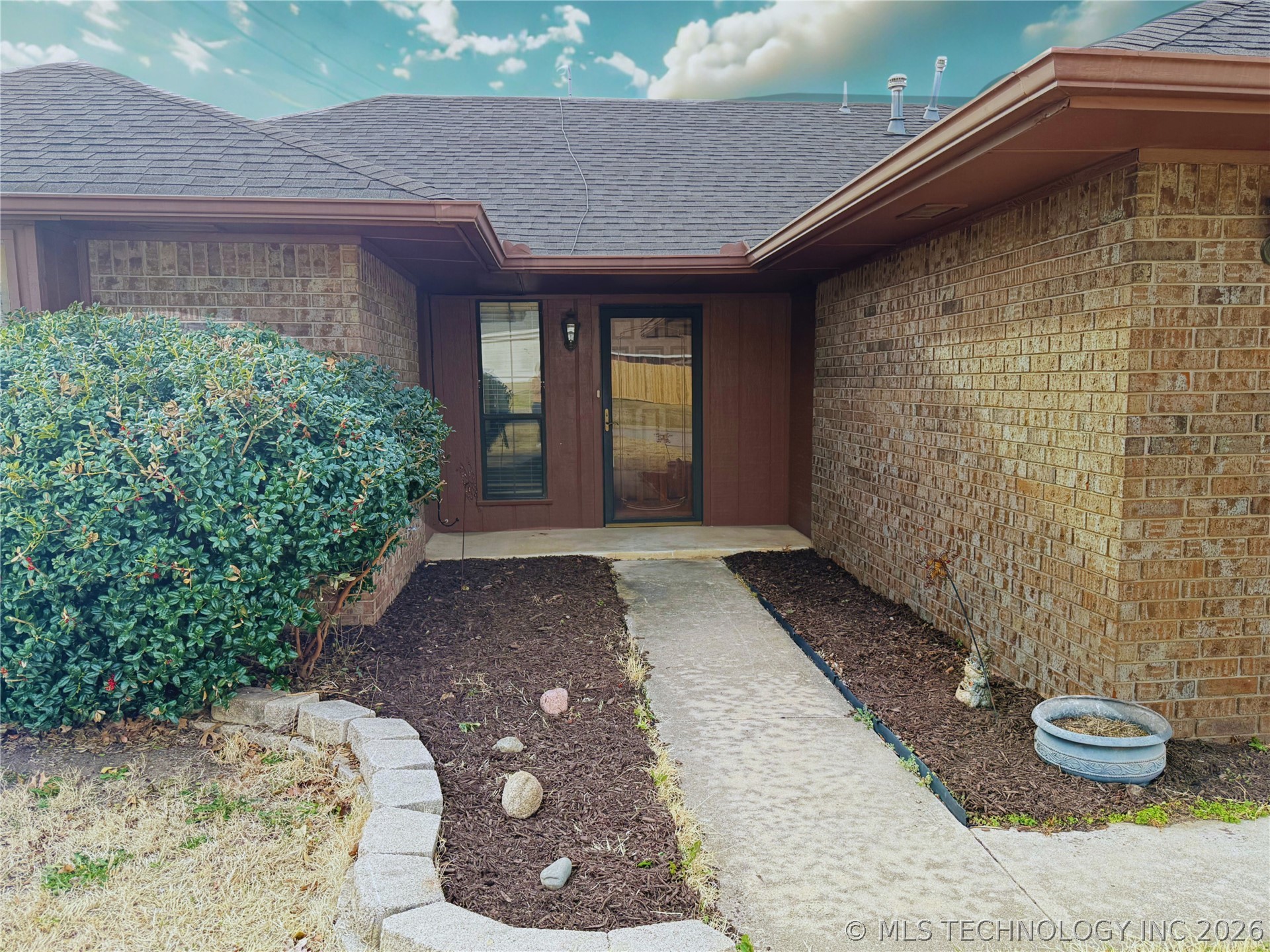 1913 Red Bud Court Property Photo 2