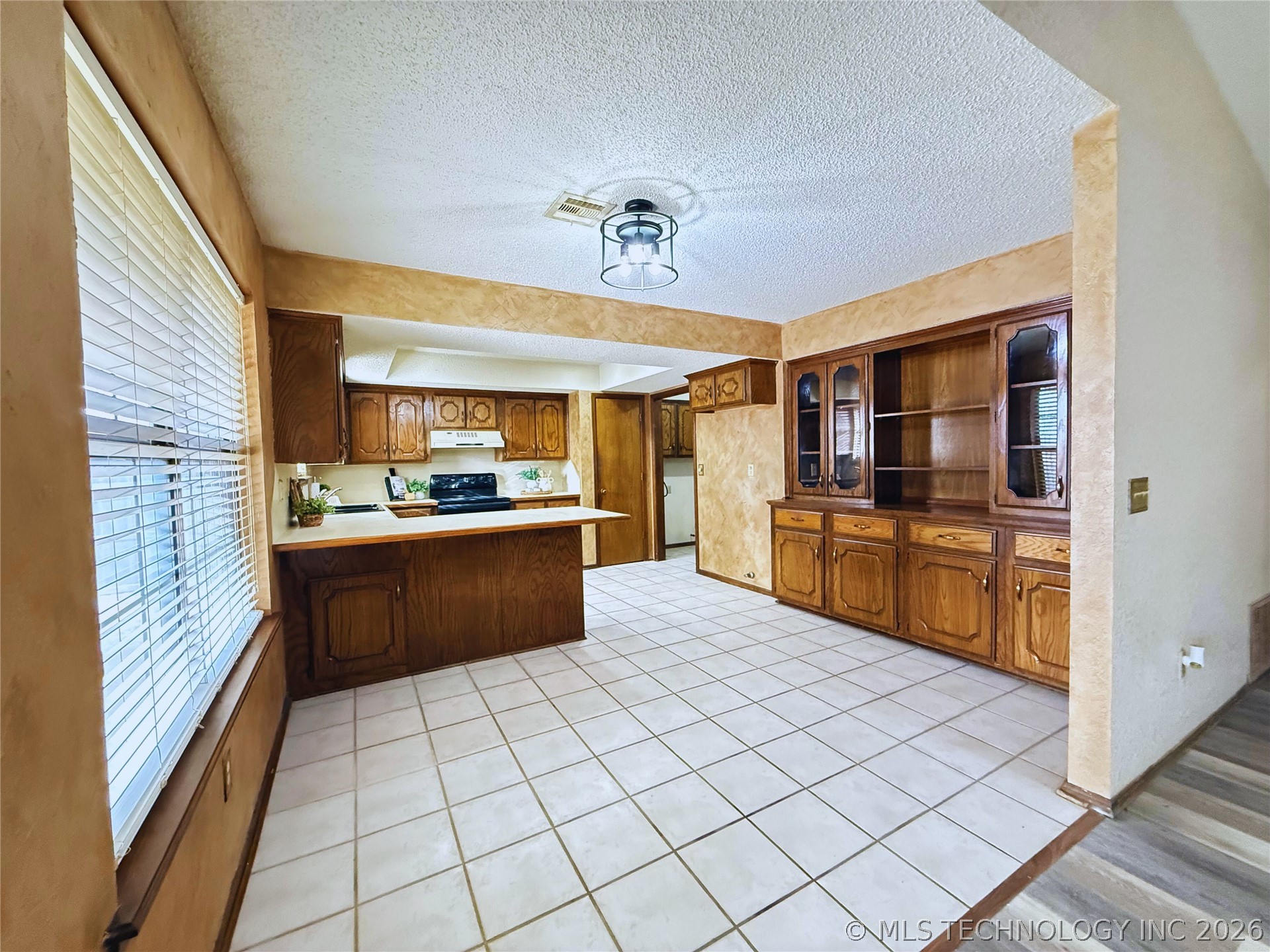1913 Red Bud Court Property Photo 5