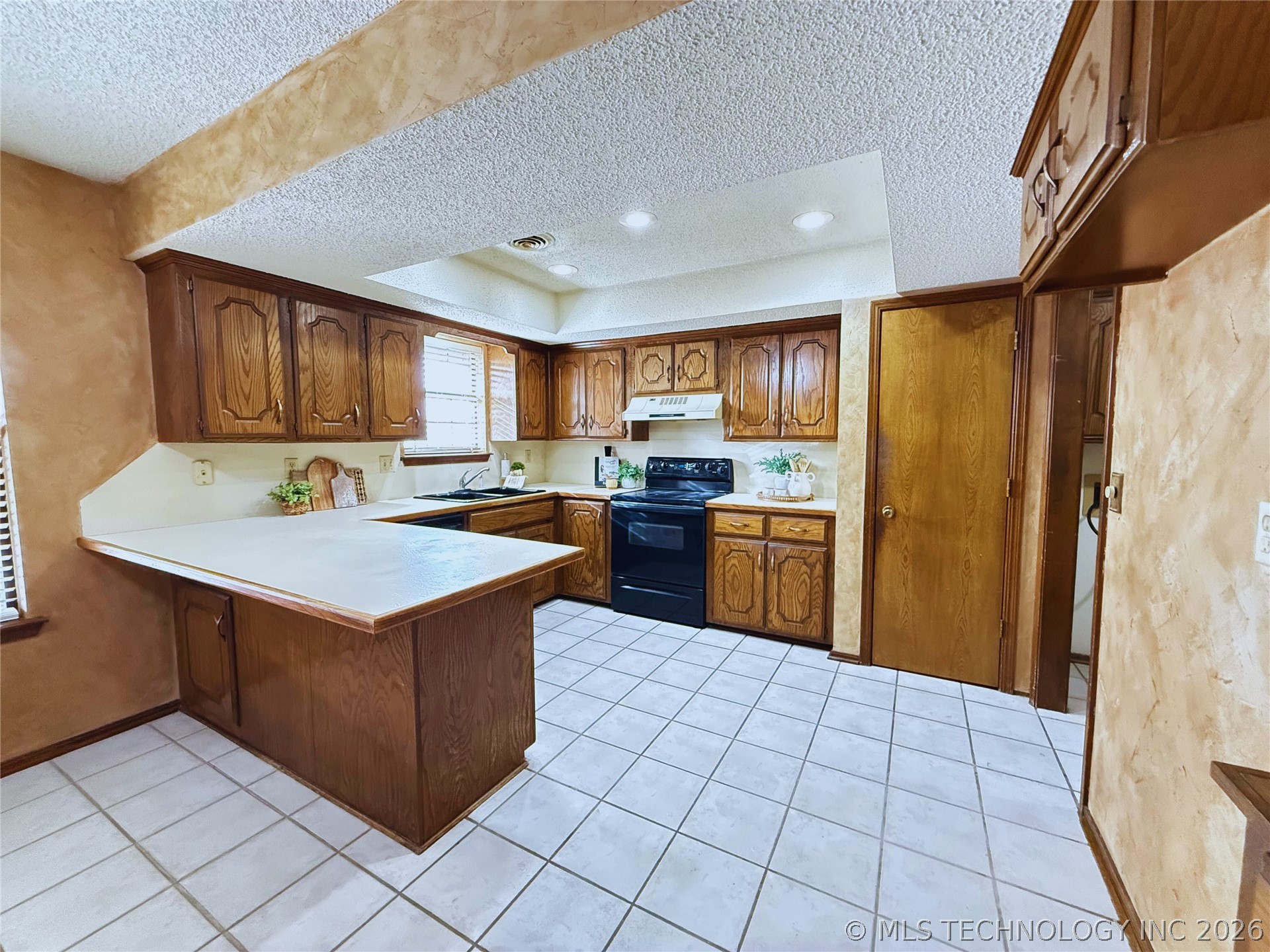 1913 Red Bud Court Property Photo 6