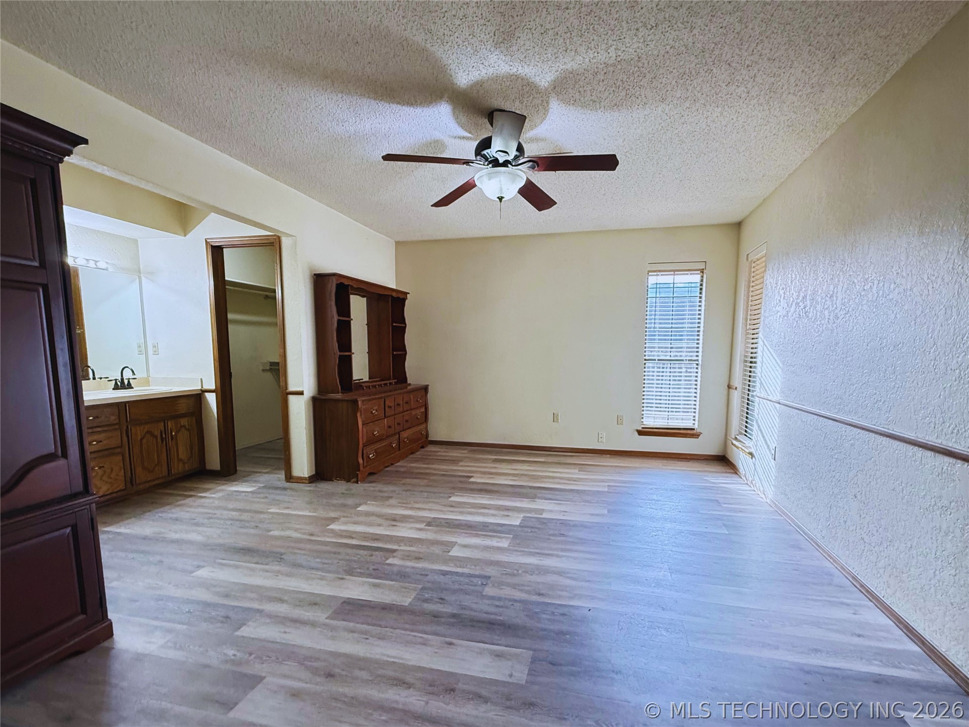 1913 Red Bud Court Property Photo 8