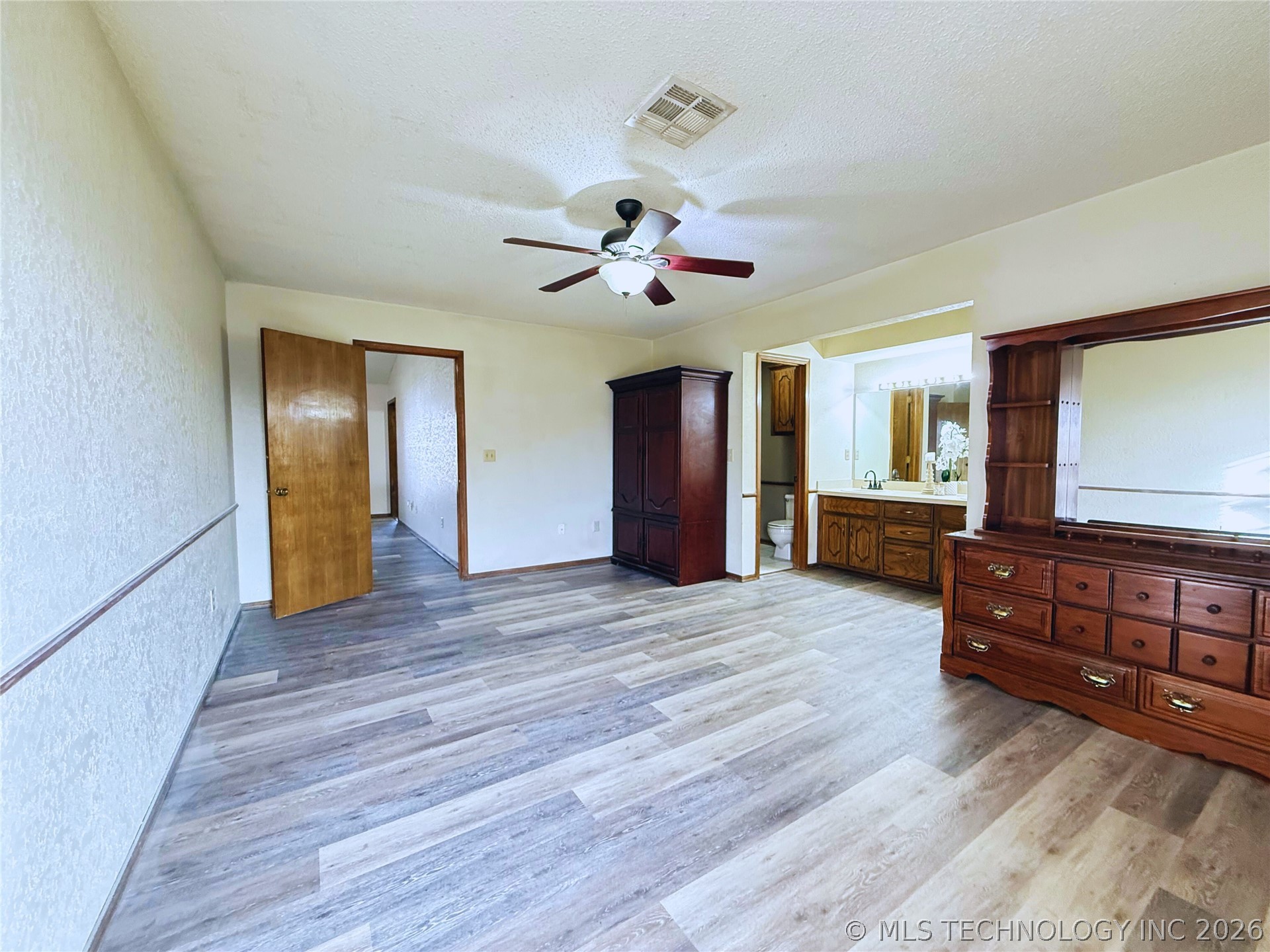 1913 Red Bud Court Property Photo 9