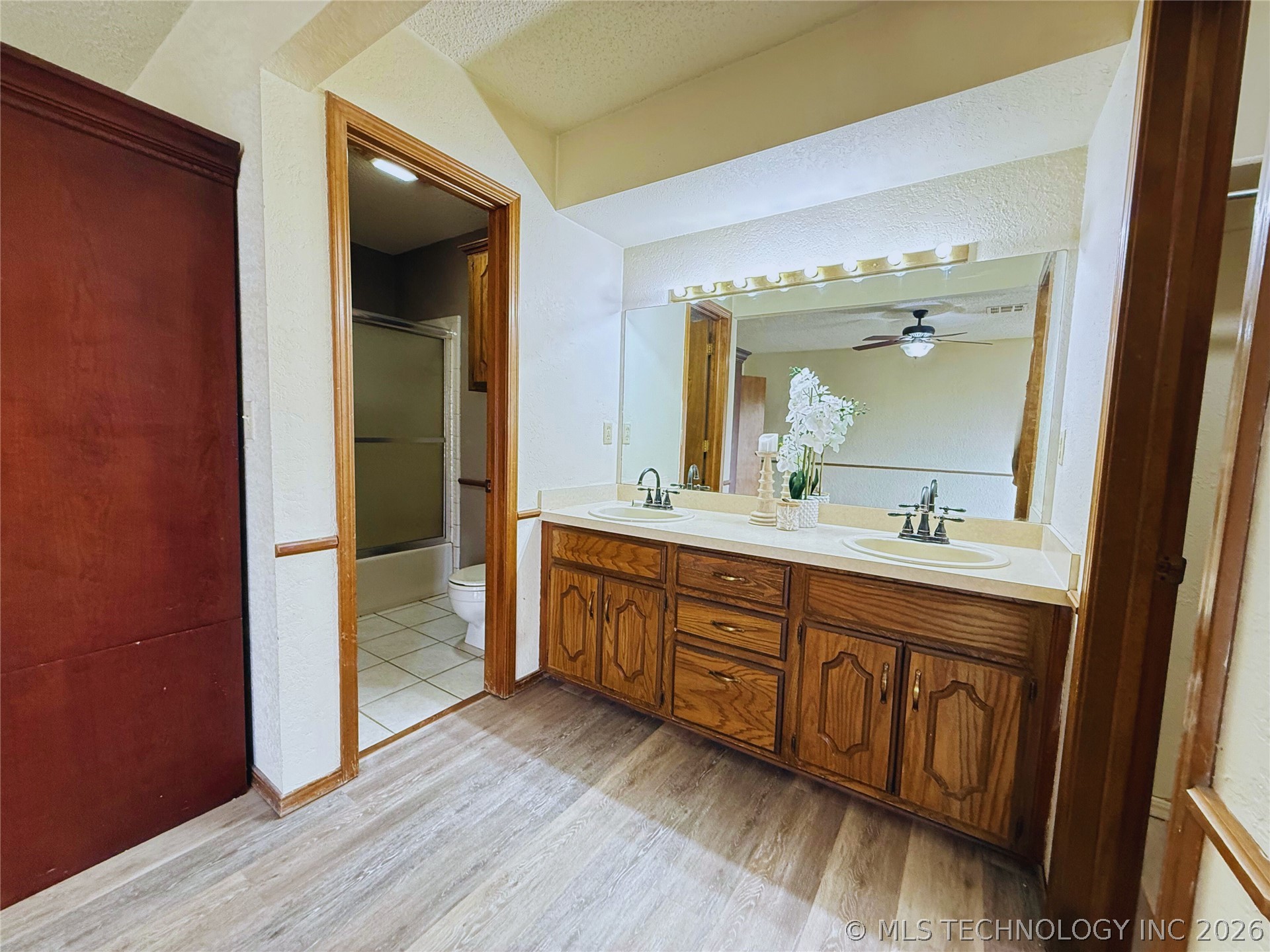 1913 Red Bud Court Property Photo 10