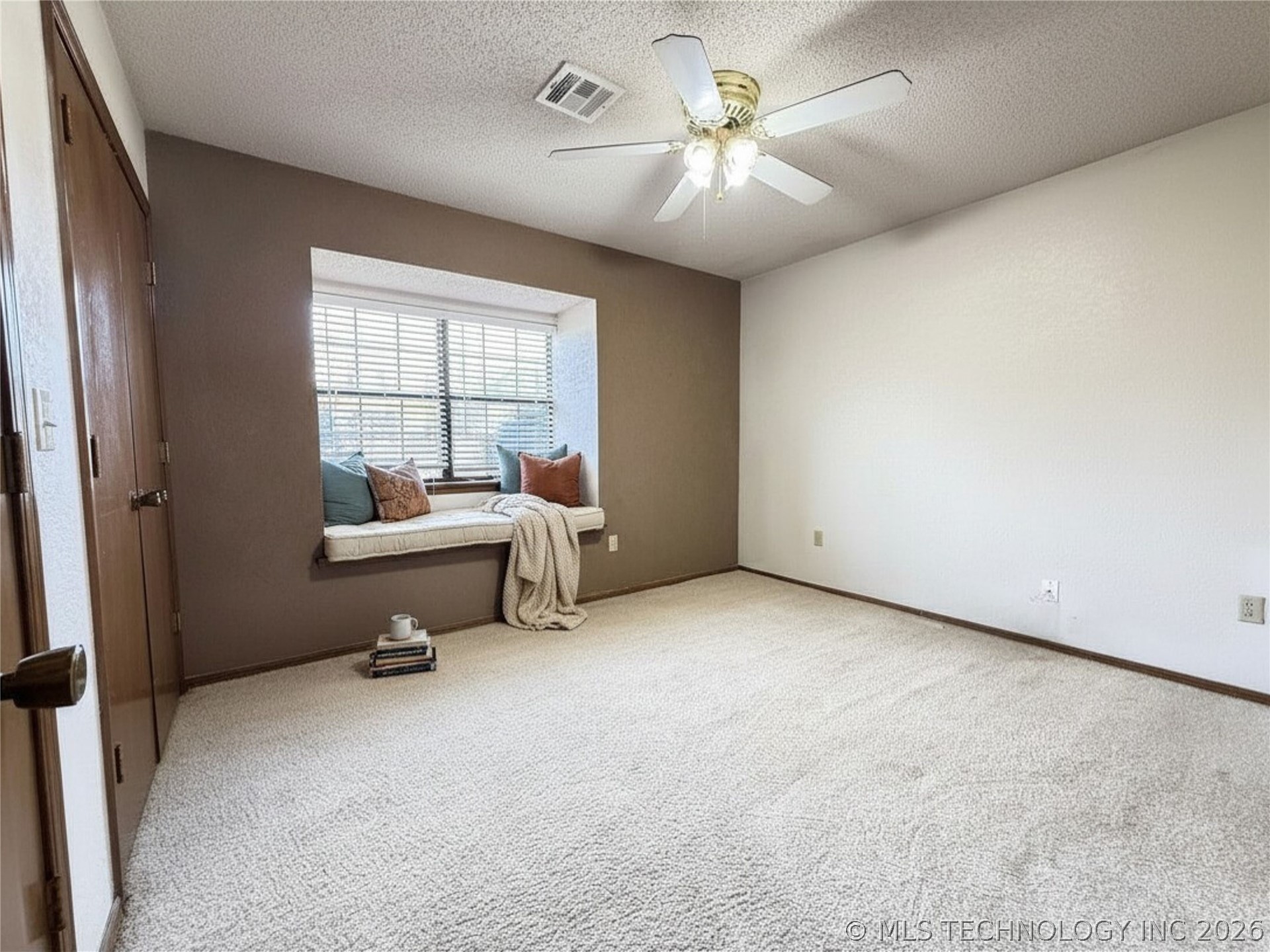 1913 Red Bud Court Property Photo 12