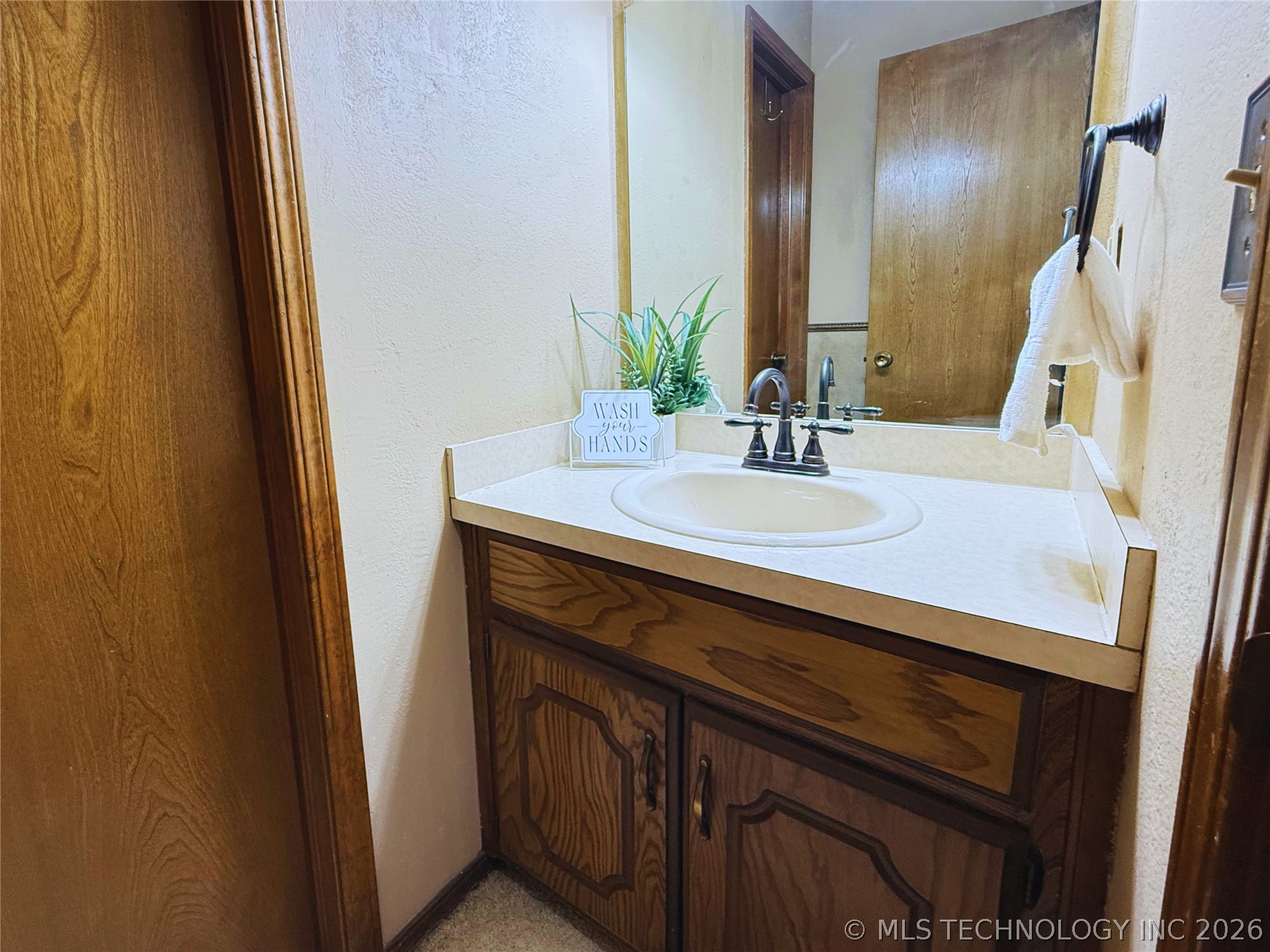 1913 Red Bud Court Property Photo 13