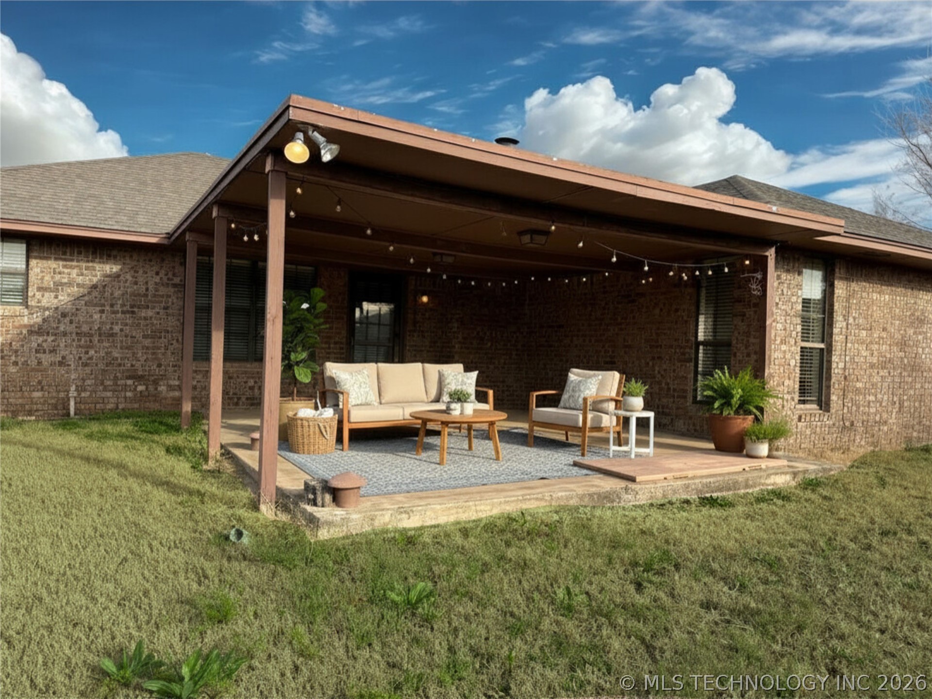 1913 Red Bud Court Property Photo 16