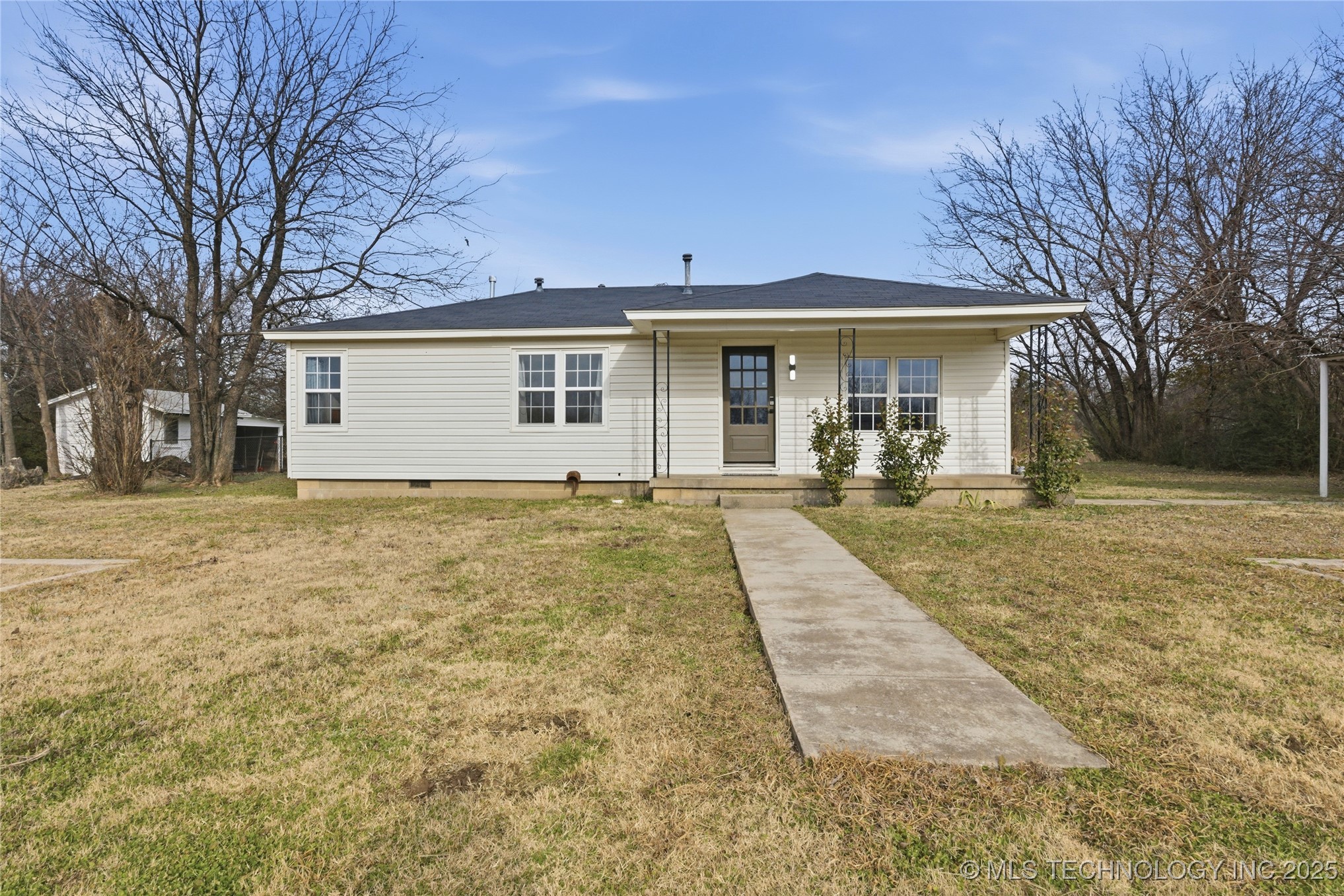 1005 W 2nd Street Property Photo 3