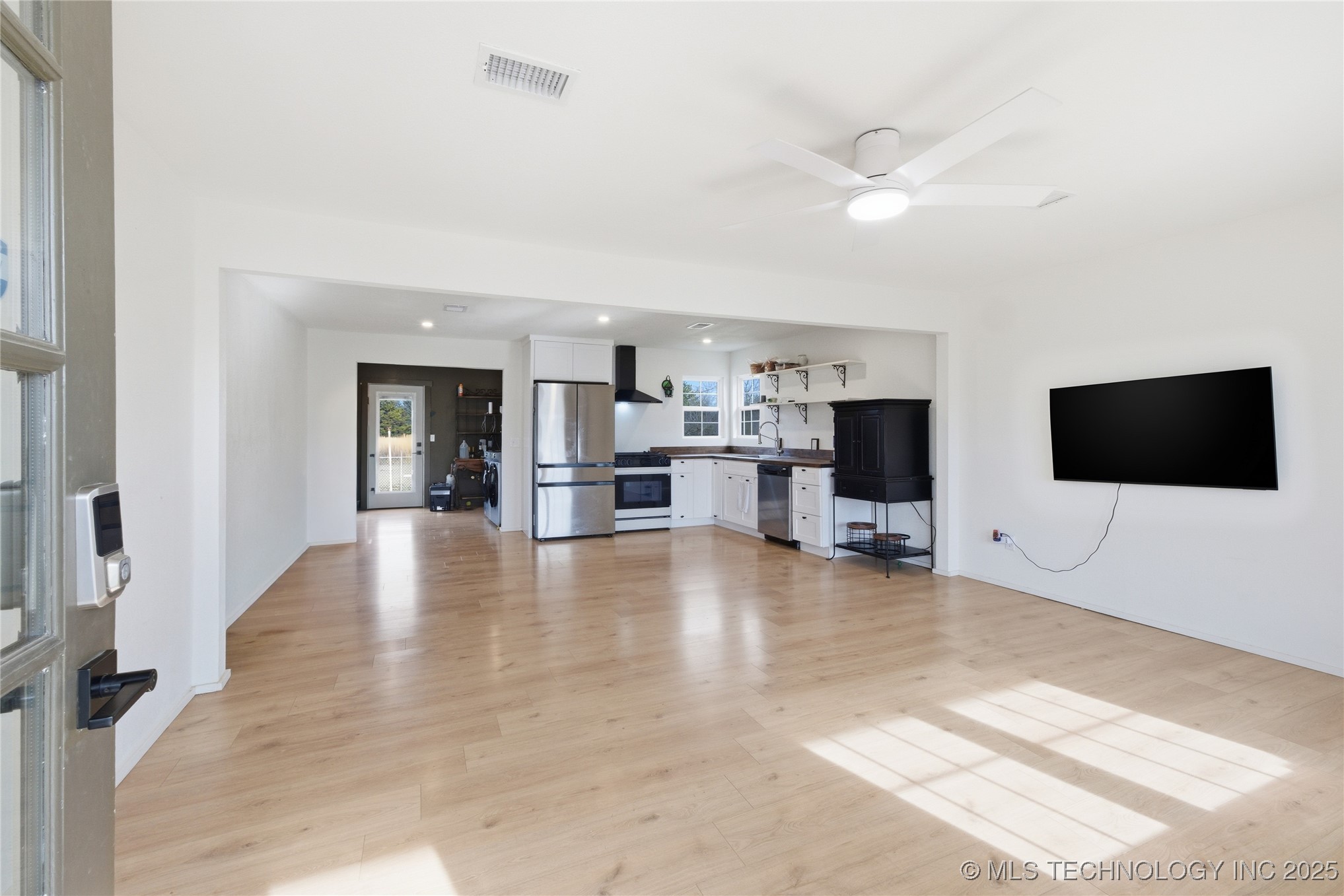 1005 W 2nd Street Property Photo 4