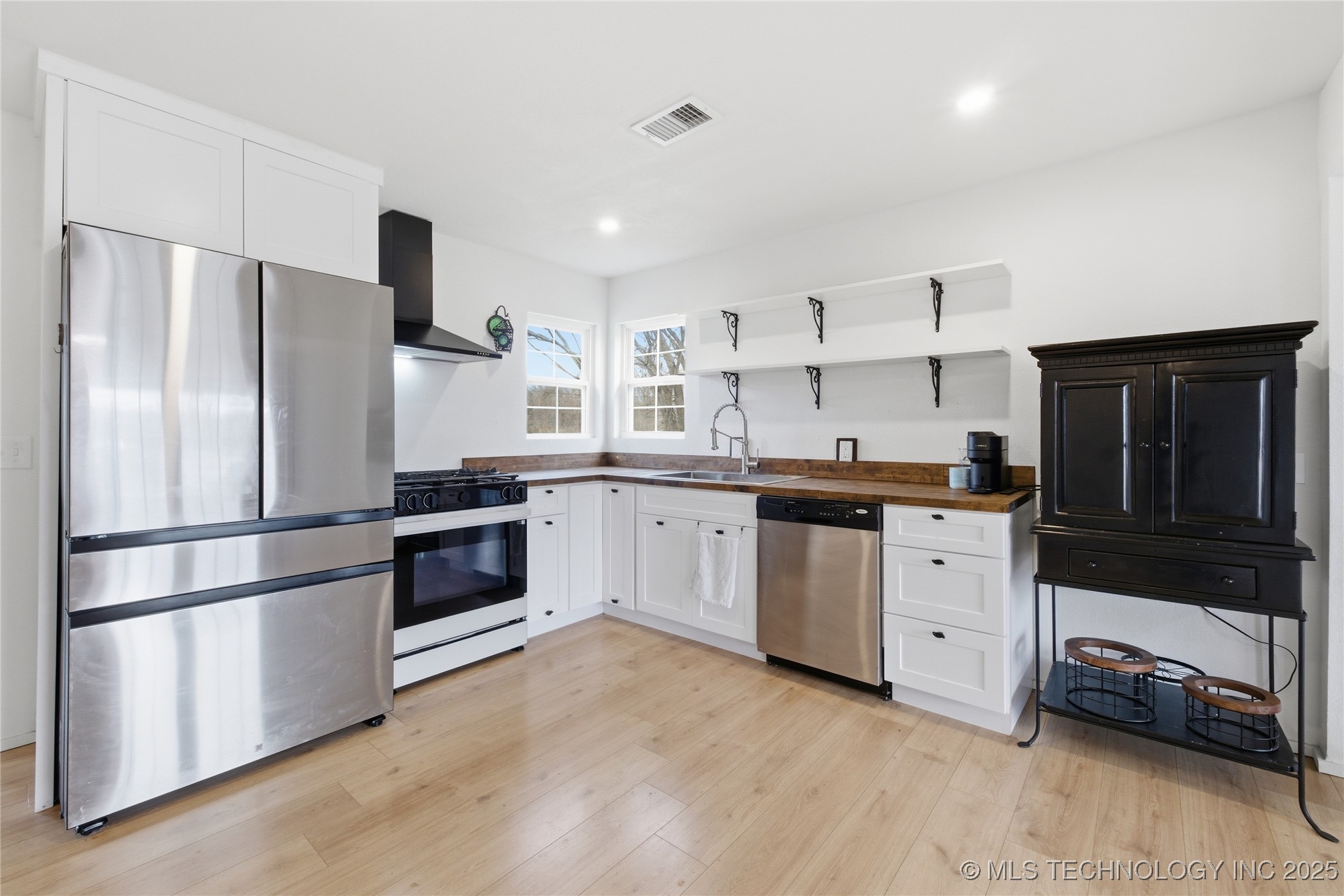 1005 W 2nd Street Property Photo 6