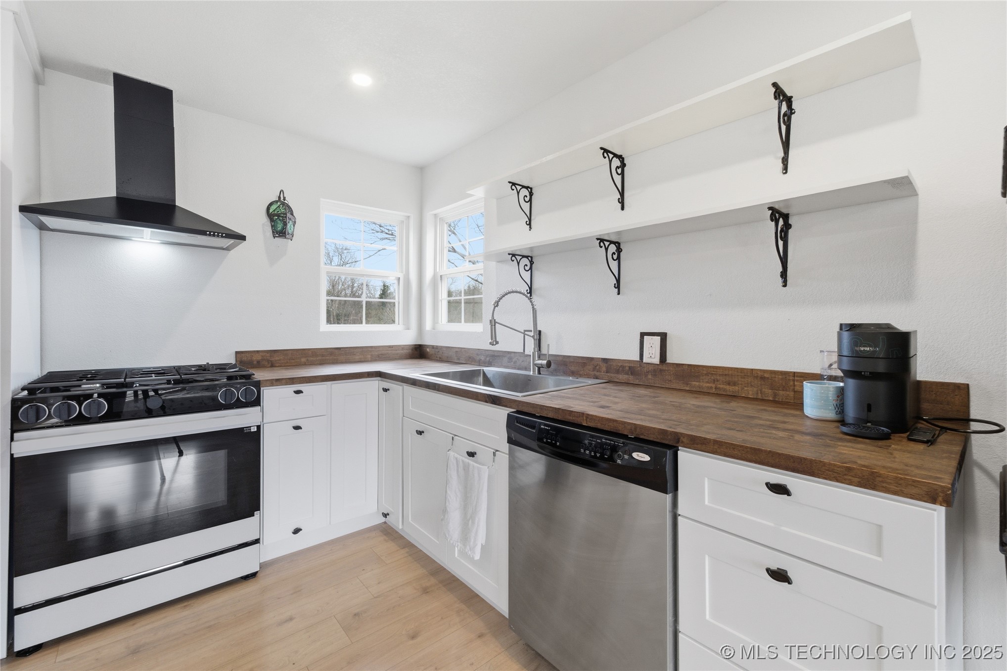 1005 W 2nd Street Property Photo 7