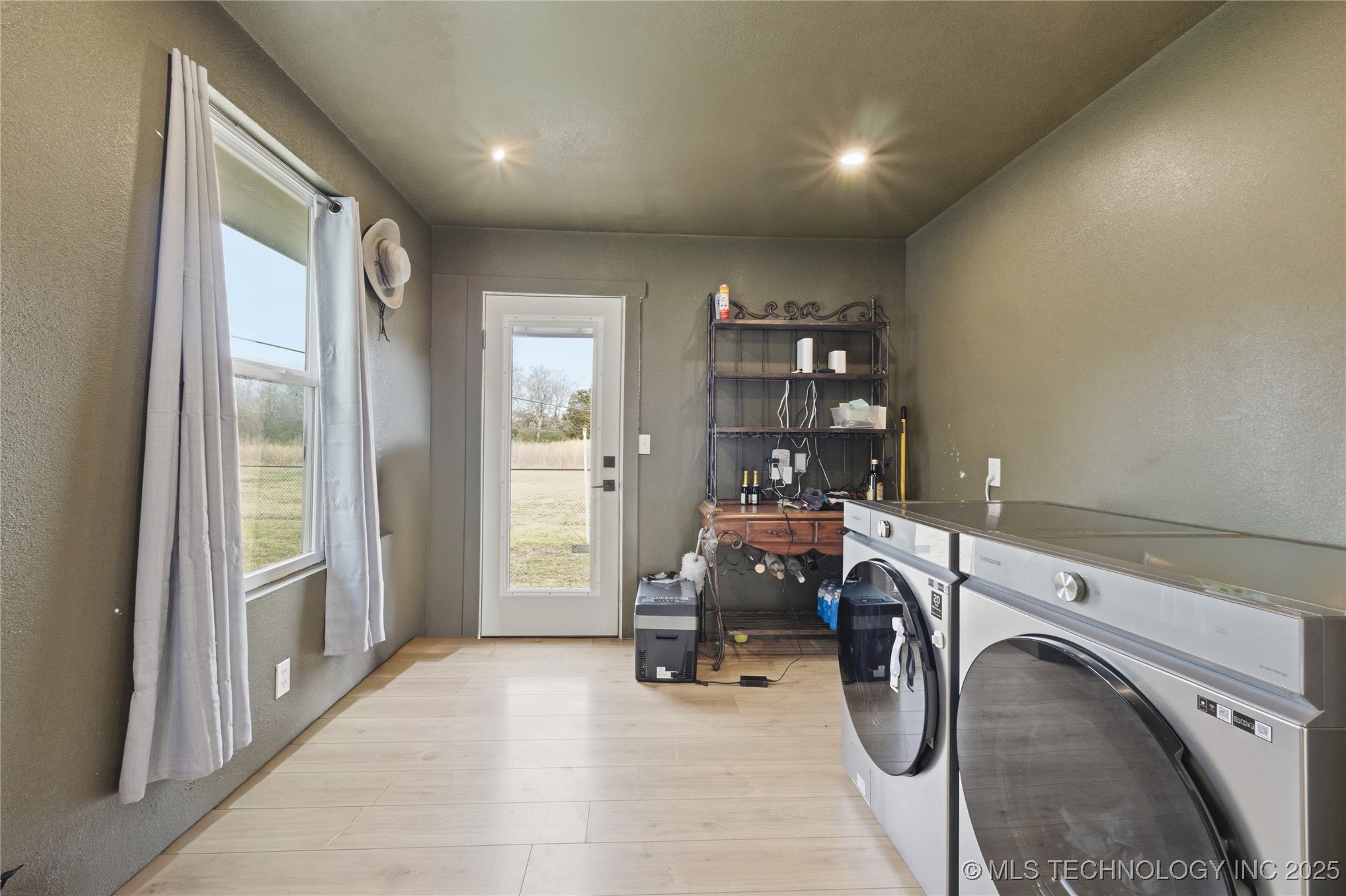 1005 W 2nd Street Property Photo 9