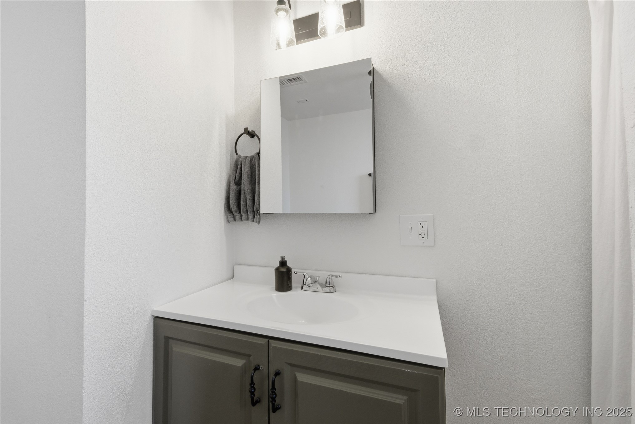 1005 W 2nd Street Property Photo 13