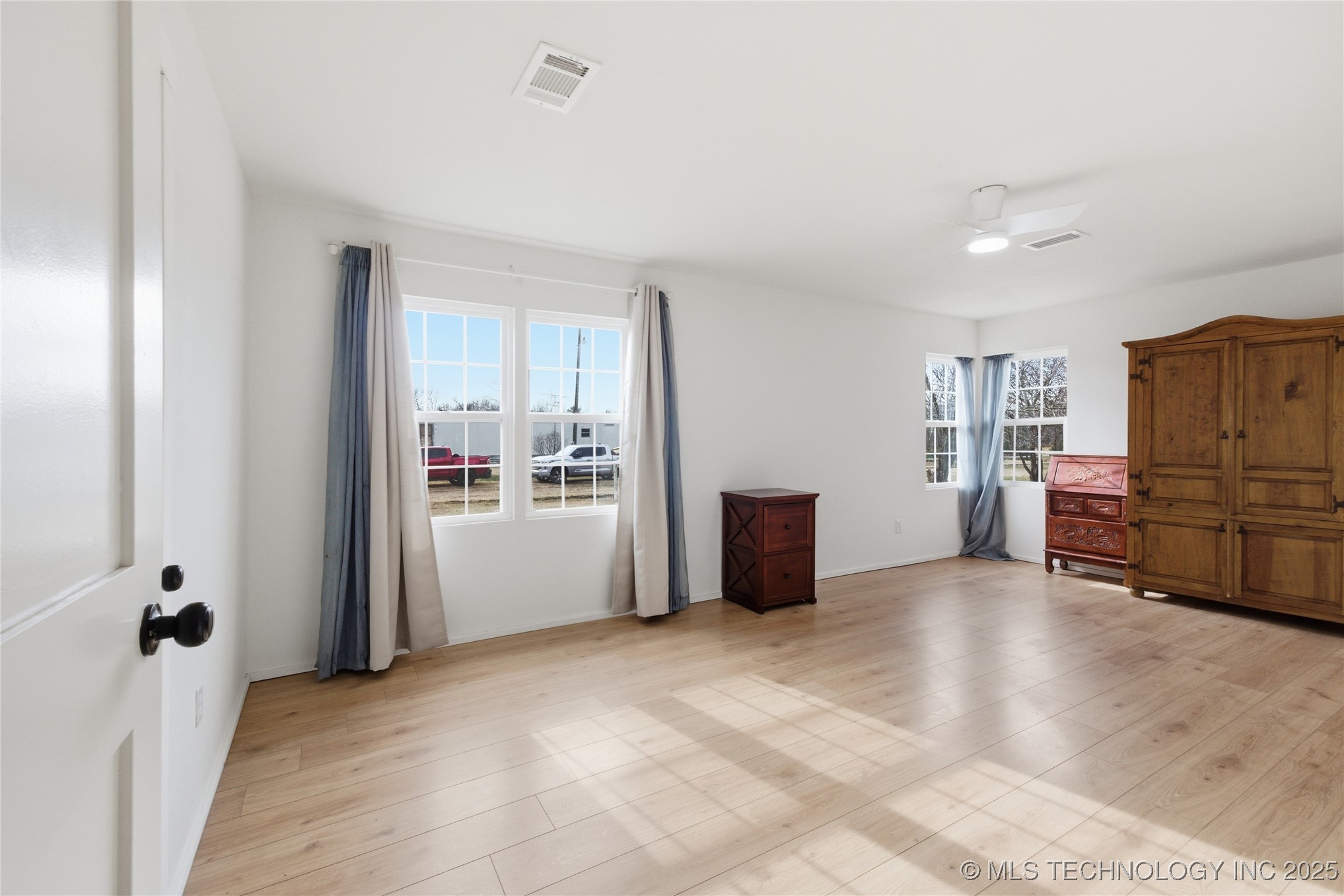 1005 W 2nd Street Property Photo 14