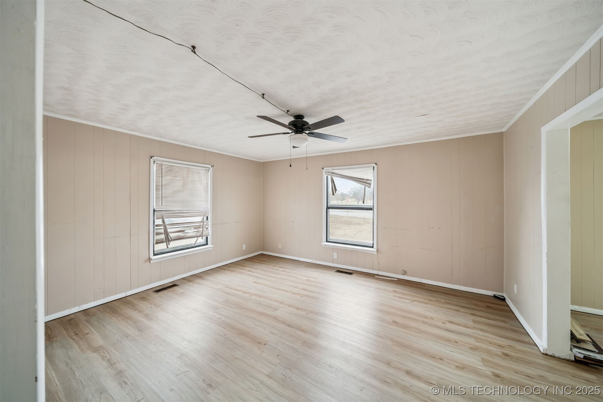 422 W Davis Drive Property Photo 5