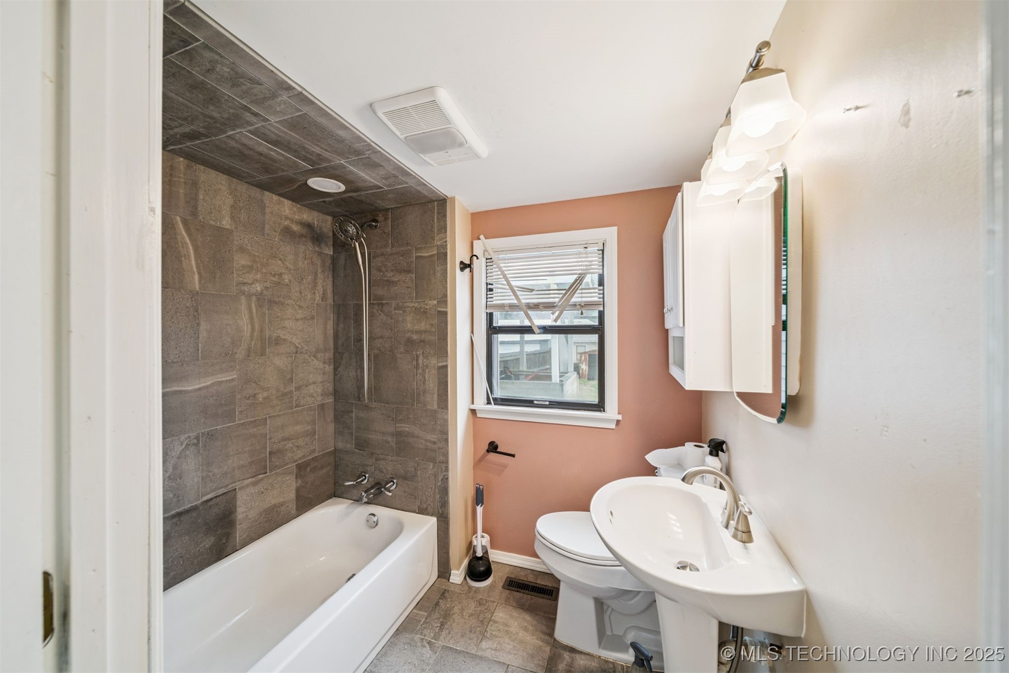 422 W Davis Drive Property Photo 10