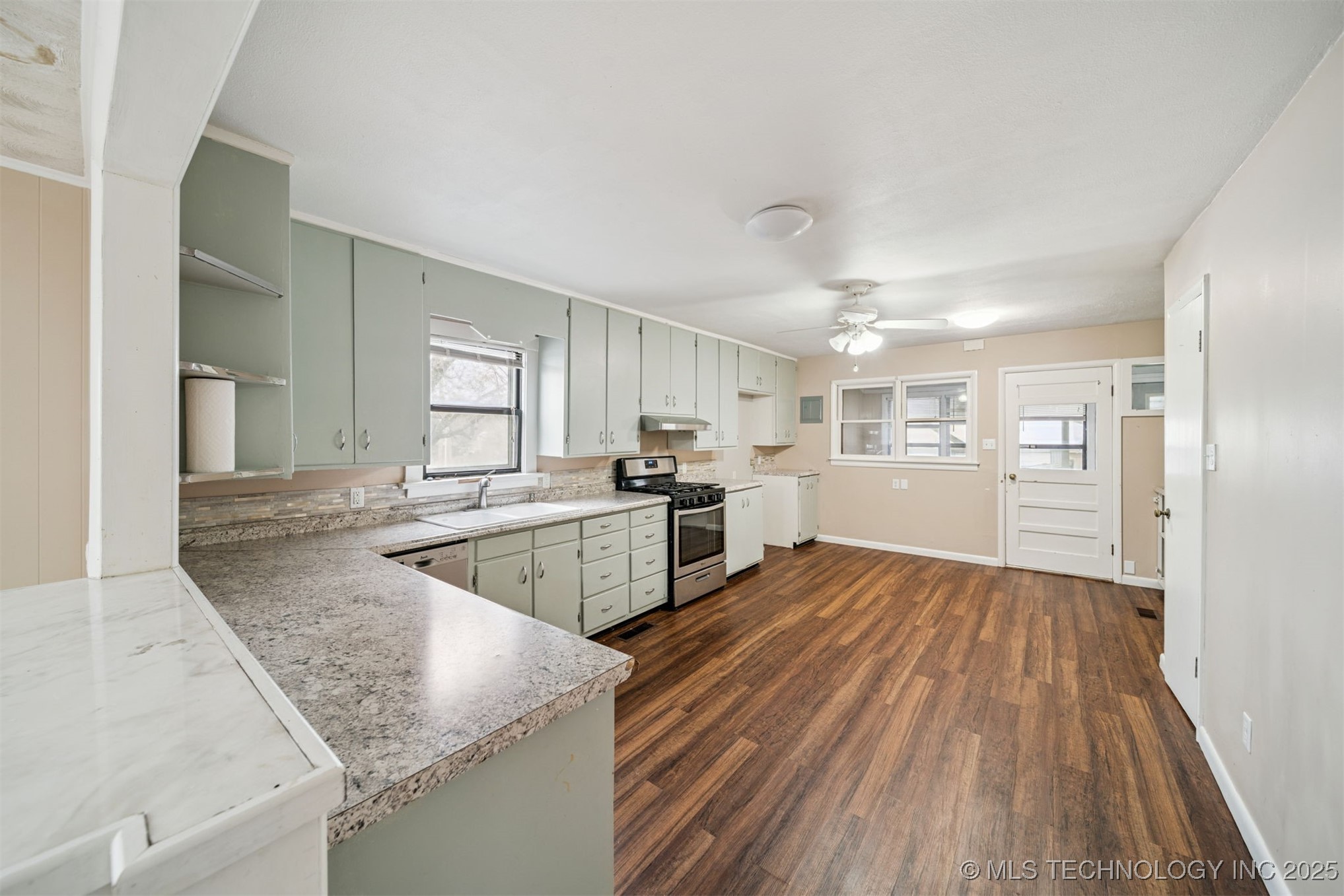 422 W Davis Drive Property Photo 11