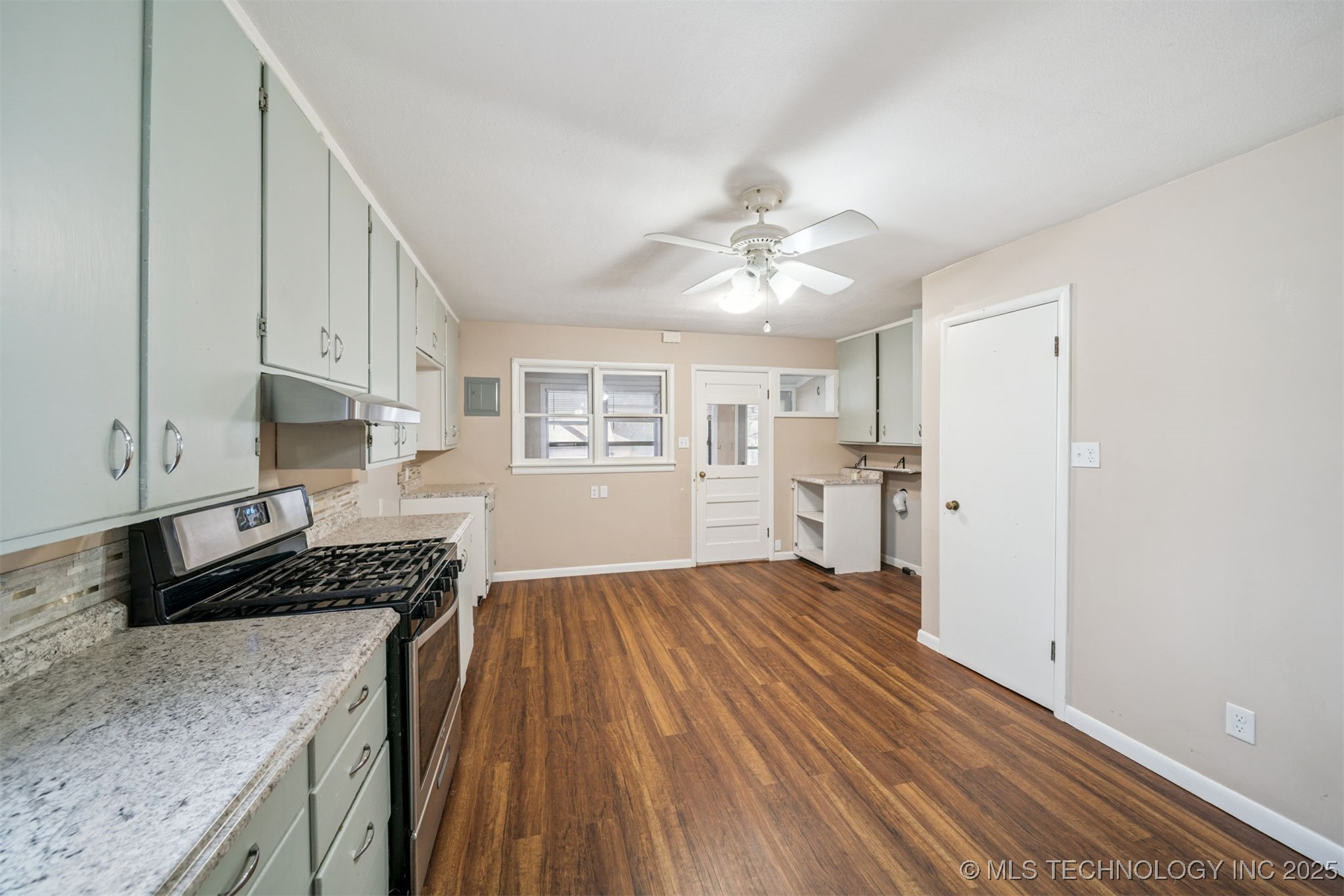 422 W Davis Drive Property Photo 13