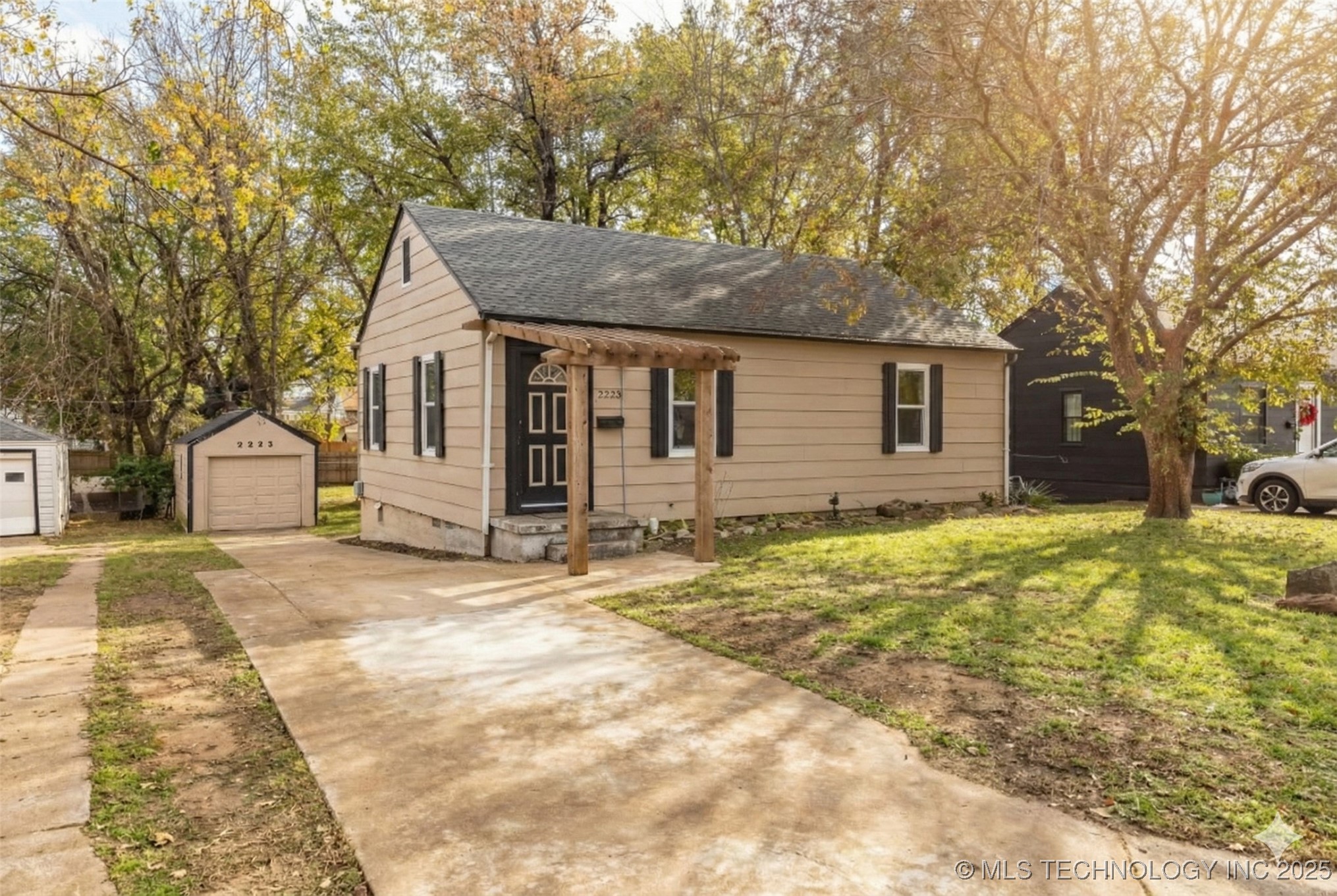 2223 S Oswego Avenue Property Photo 1