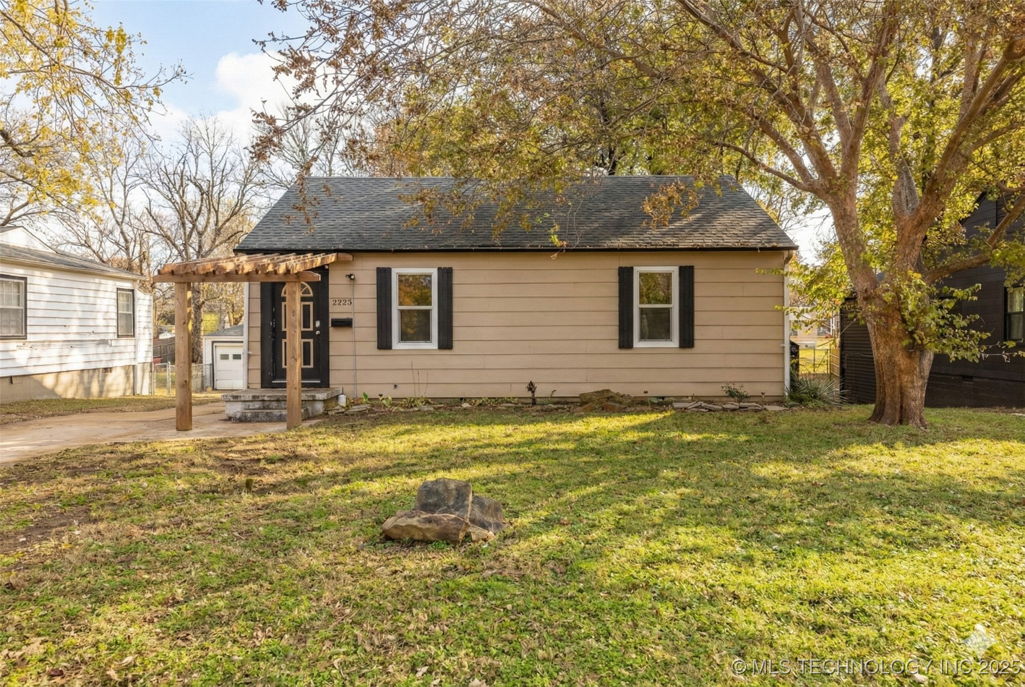 2223 S Oswego Avenue Property Photo 2