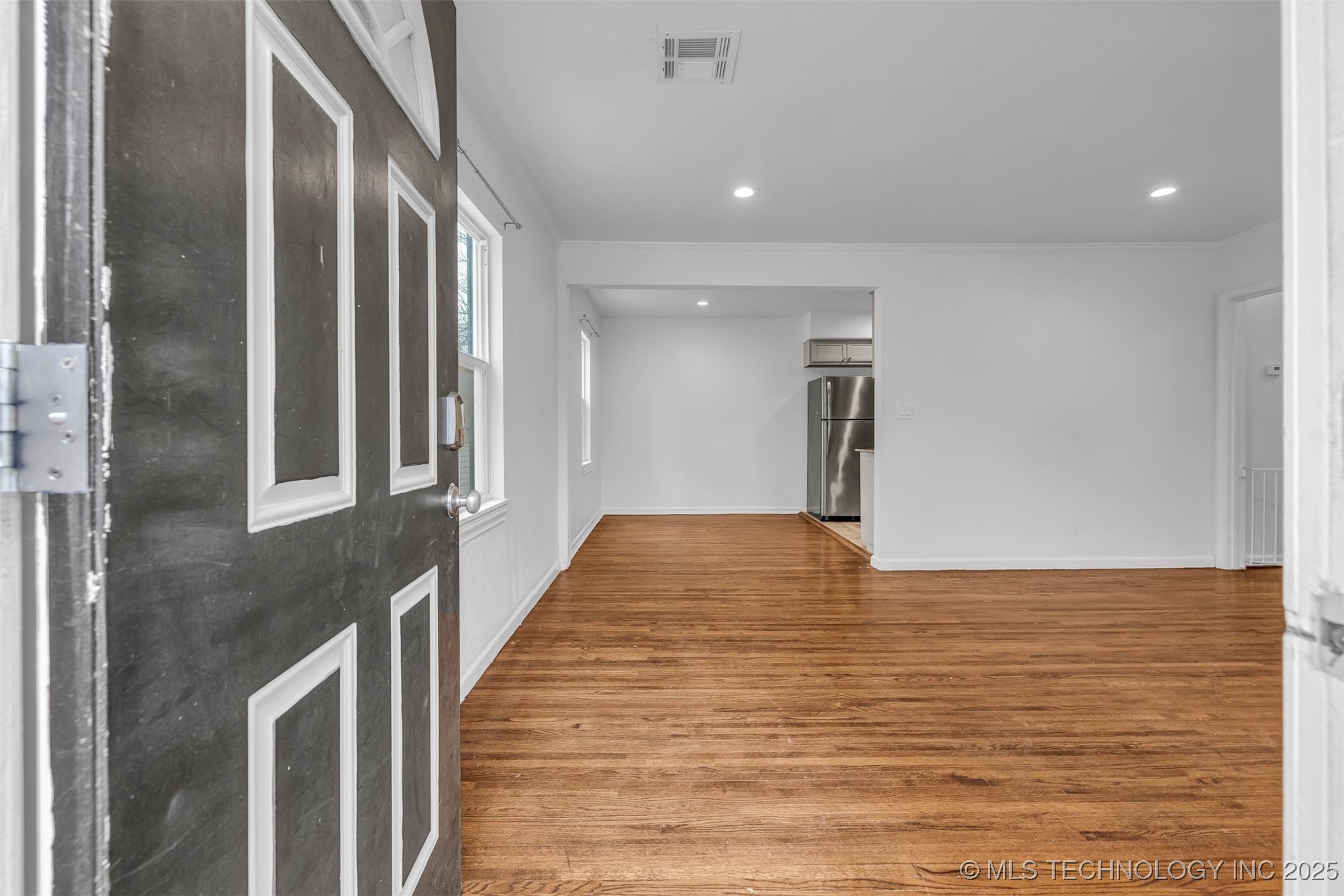 2223 S Oswego Avenue Property Photo 3