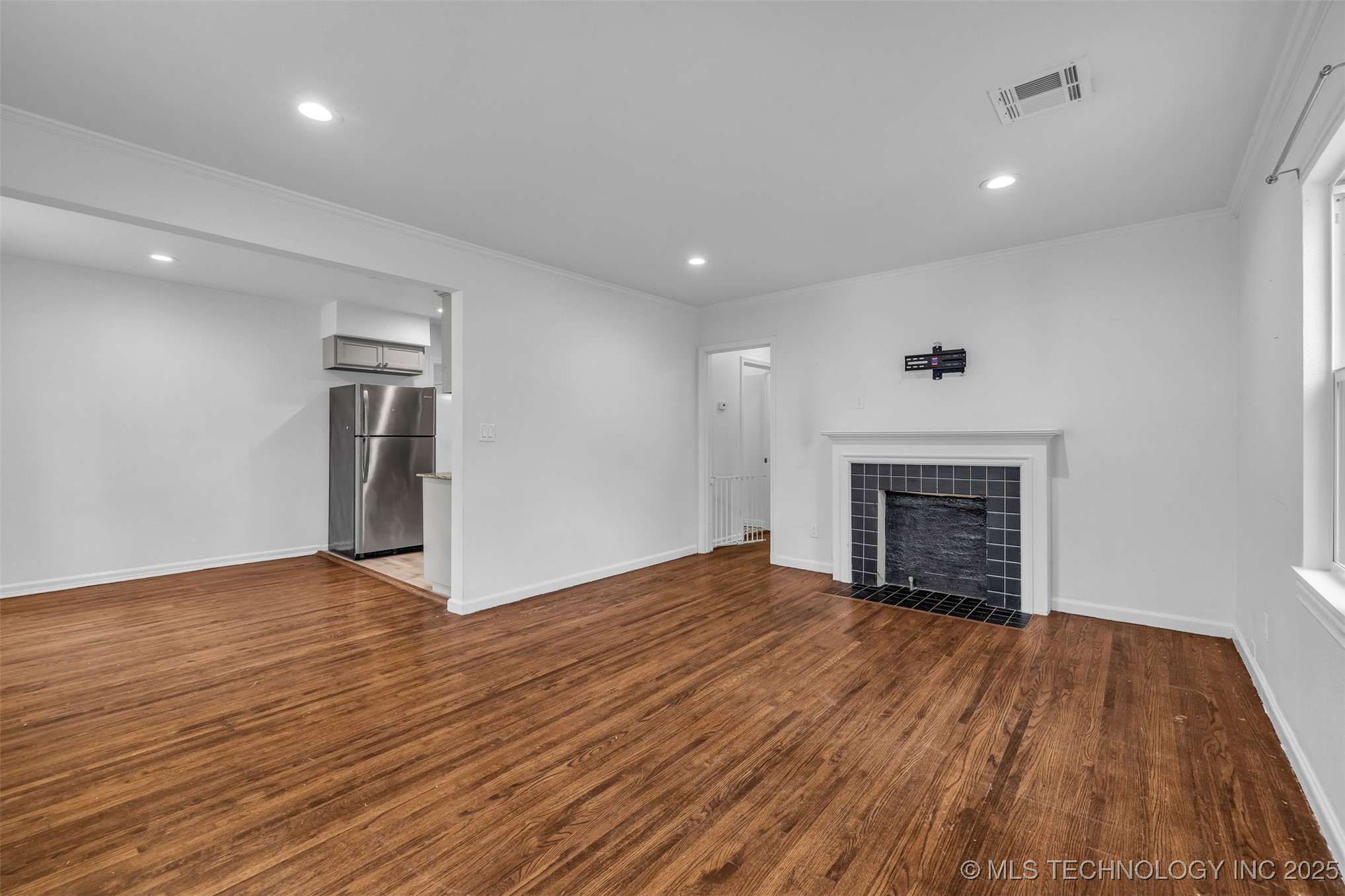 2223 S Oswego Avenue Property Photo 4