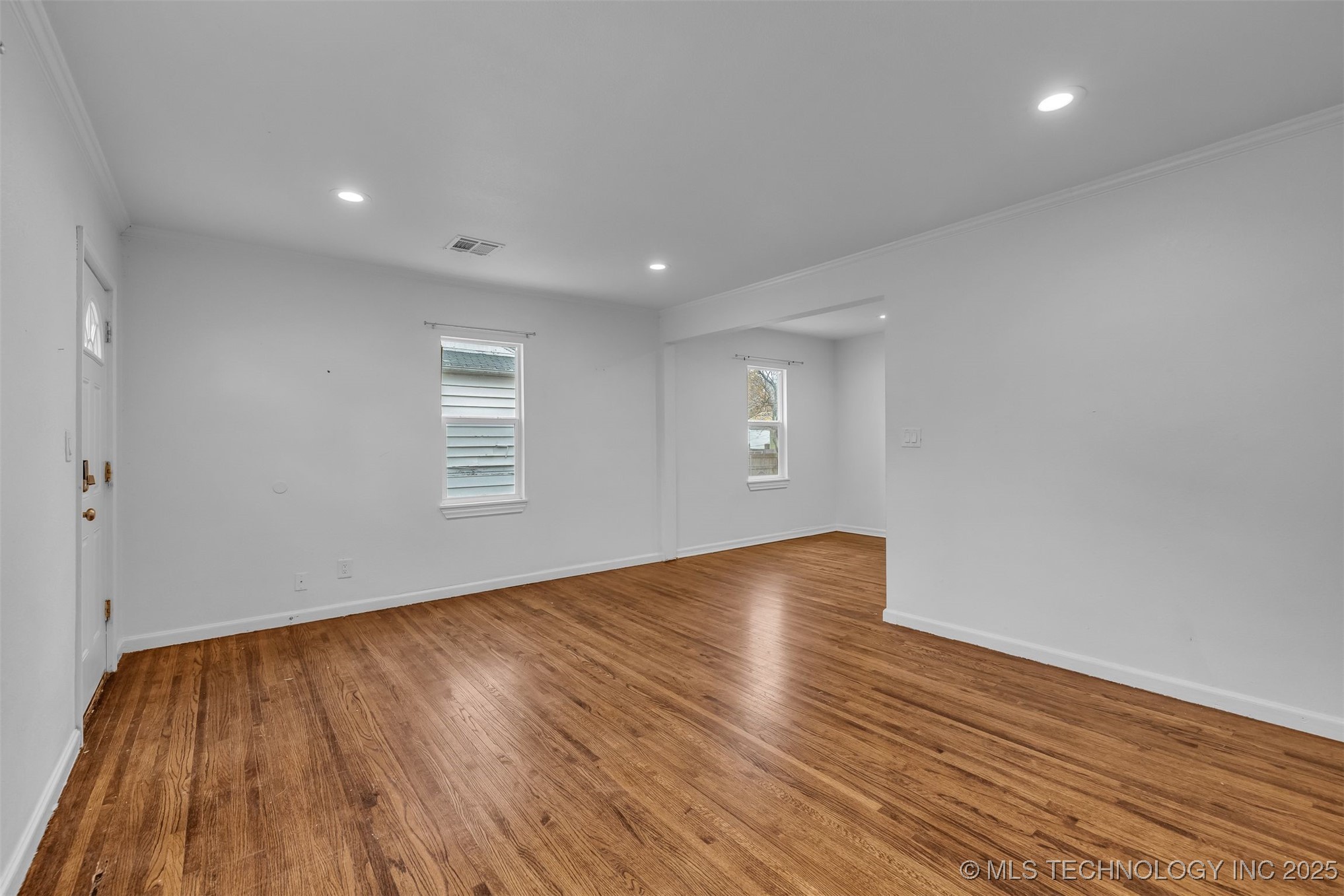 2223 S Oswego Avenue Property Photo 5