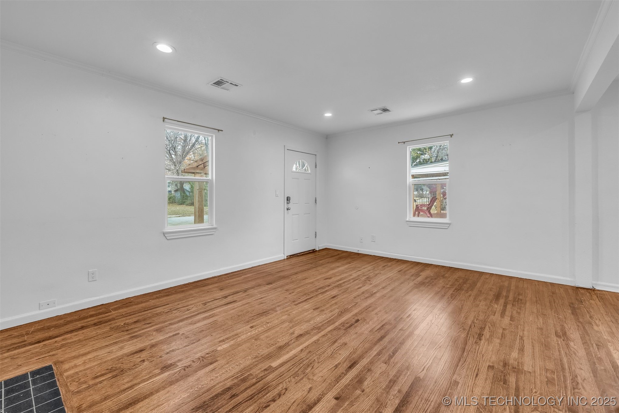 2223 S Oswego Avenue Property Photo 6