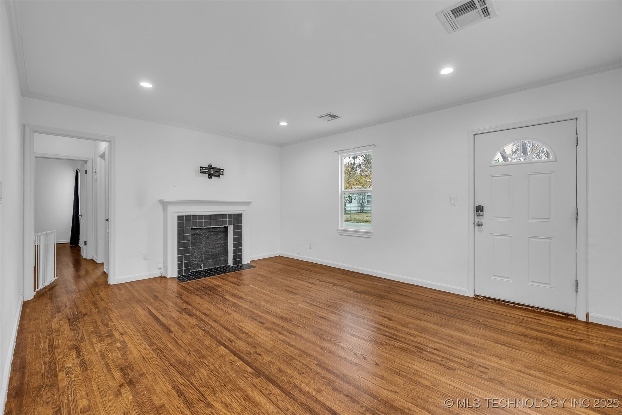 2223 S Oswego Avenue Property Photo 7