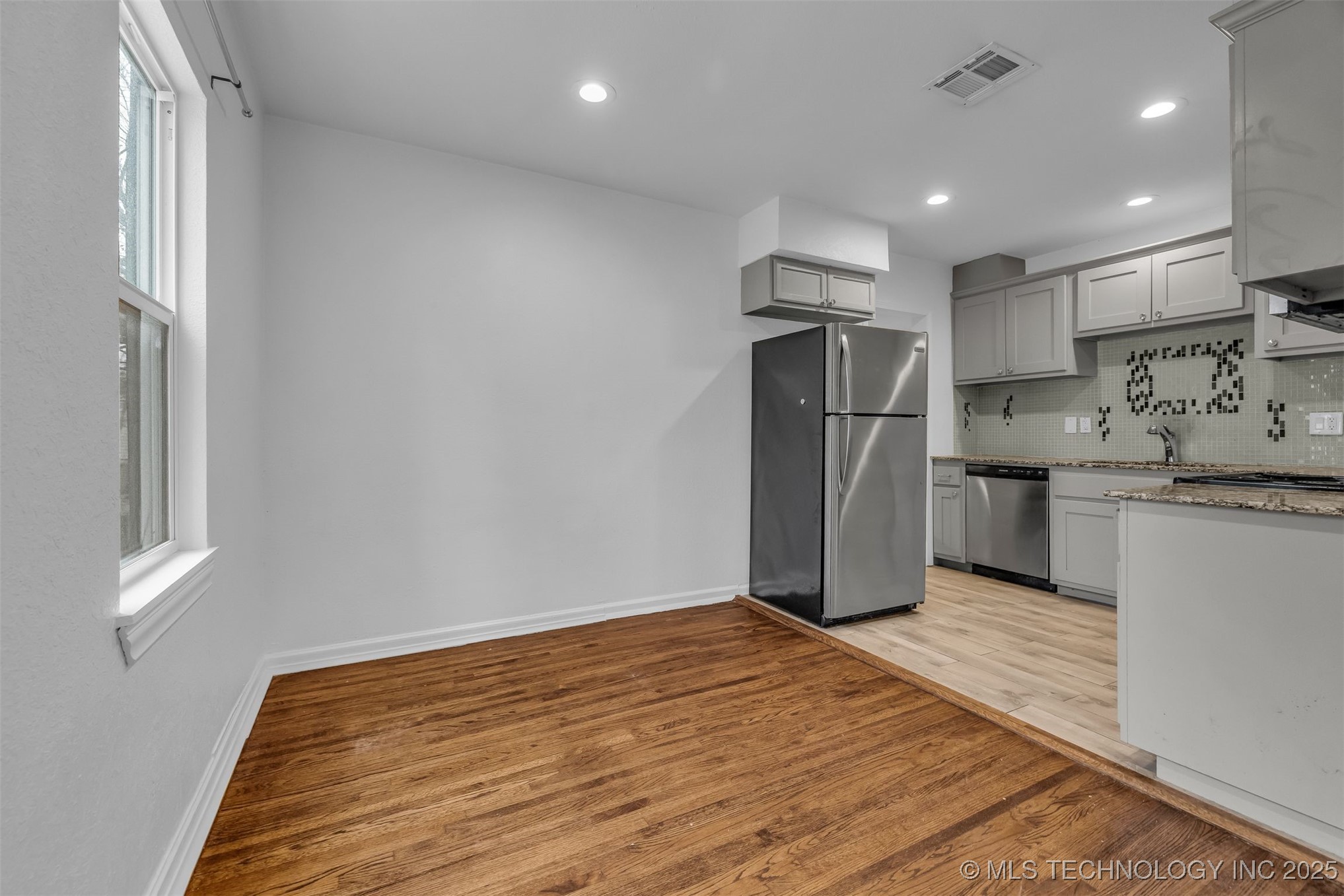 2223 S Oswego Avenue Property Photo 8