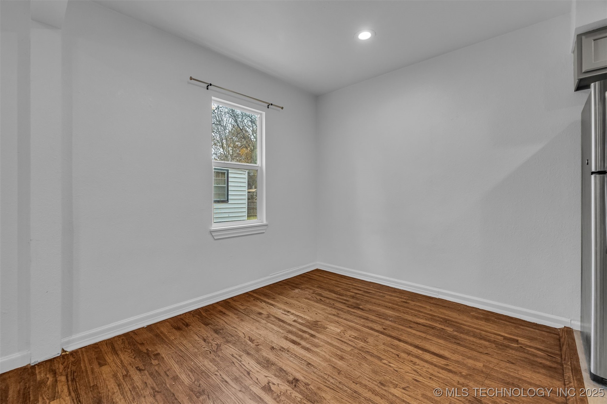 2223 S Oswego Avenue Property Photo 9