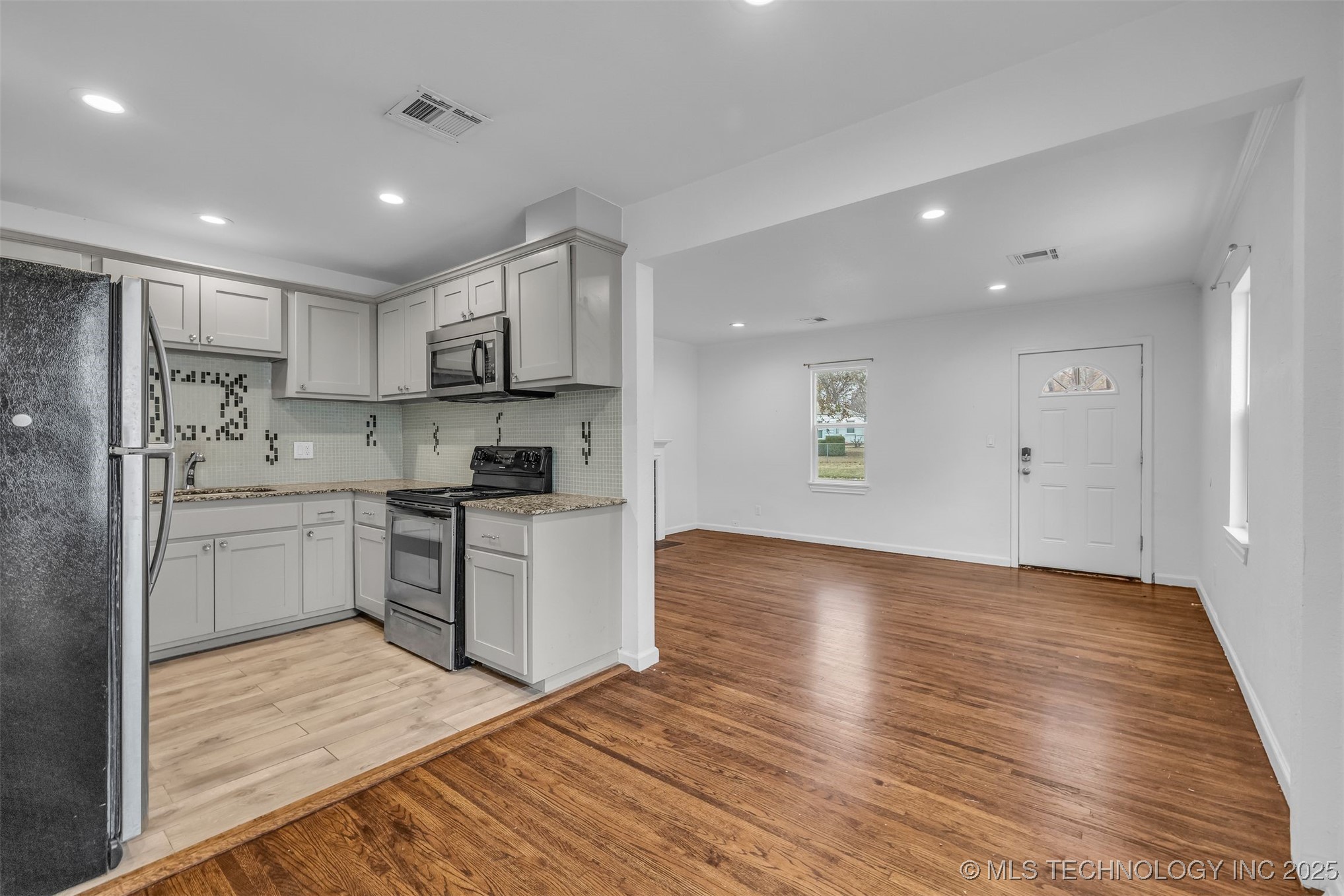 2223 S Oswego Avenue Property Photo 10