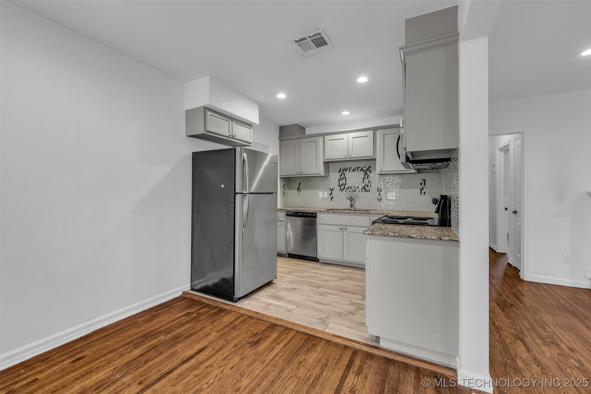 2223 S Oswego Avenue Property Photo 11