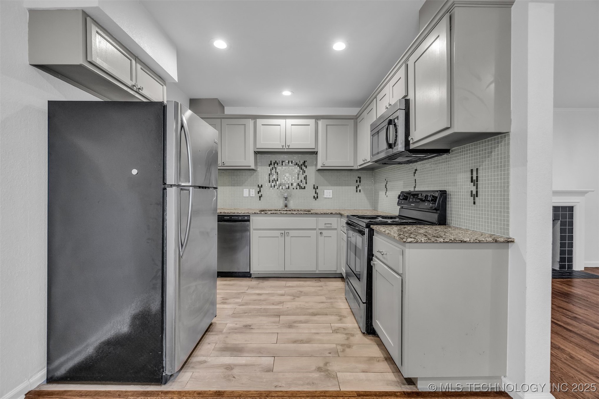 2223 S Oswego Avenue Property Photo 12