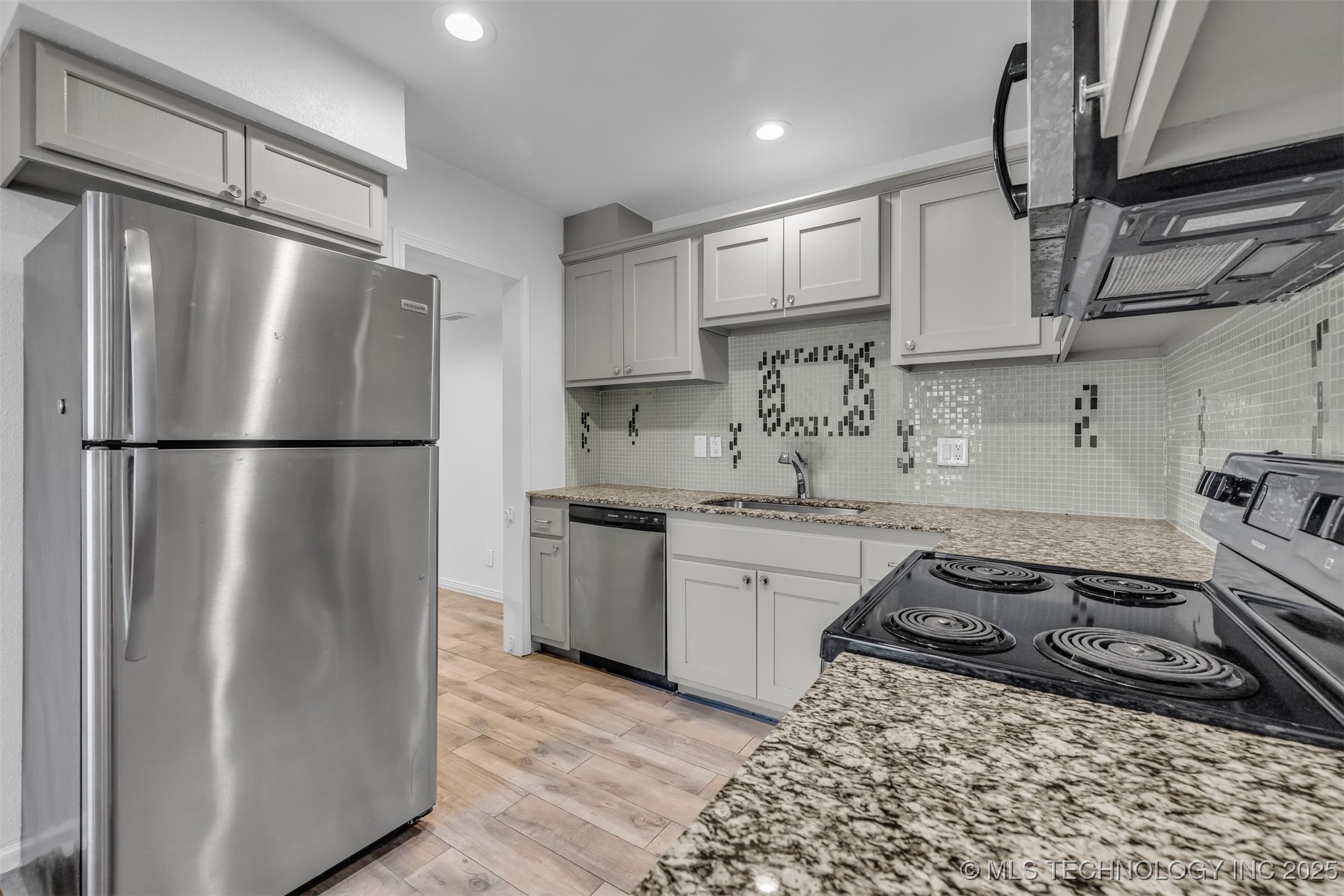 2223 S Oswego Avenue Property Photo 13