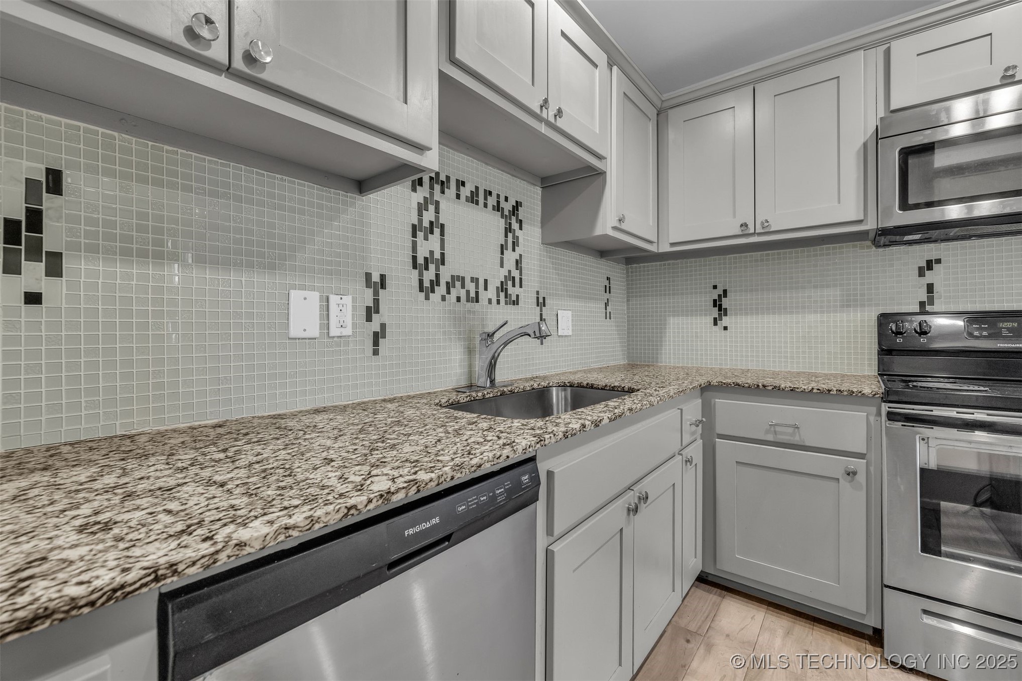 2223 S Oswego Avenue Property Photo 14