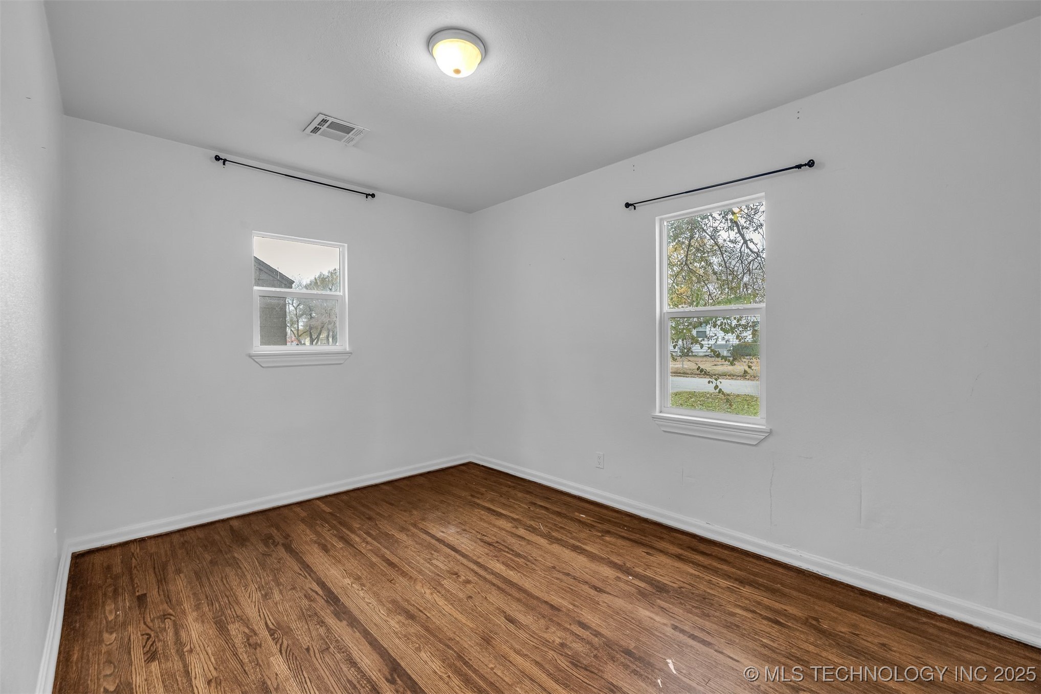 2223 S Oswego Avenue Property Photo 16