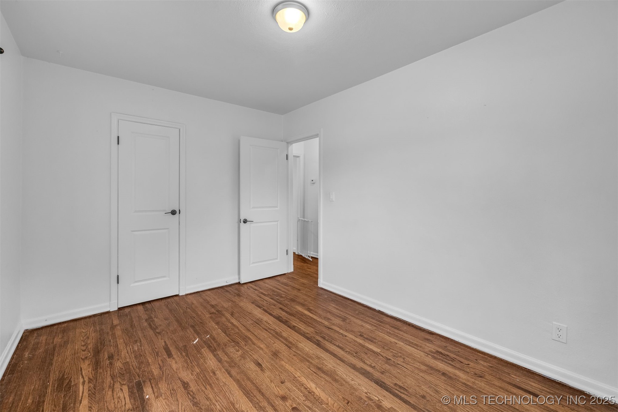 2223 S Oswego Avenue Property Photo 18