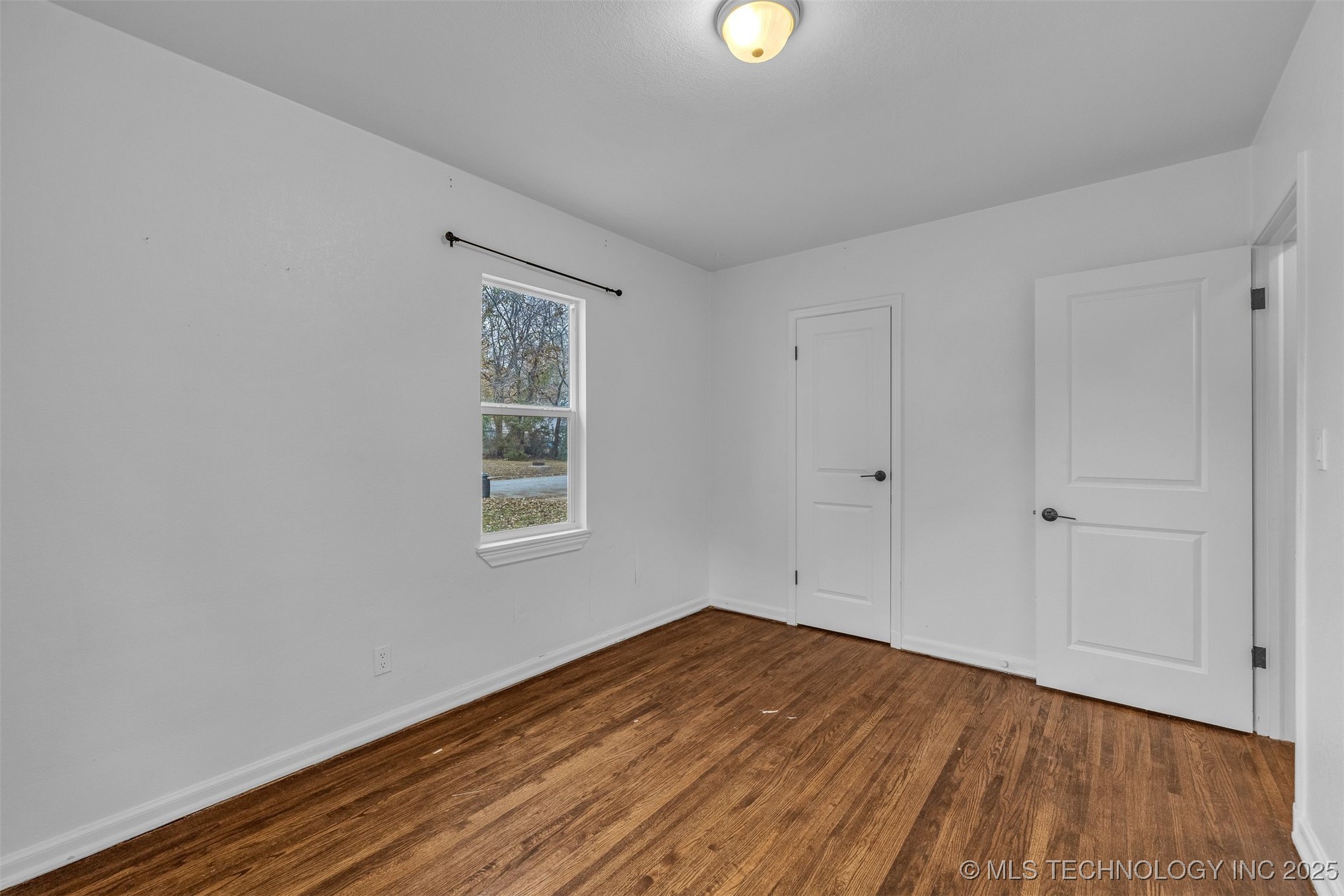 2223 S Oswego Avenue Property Photo 19