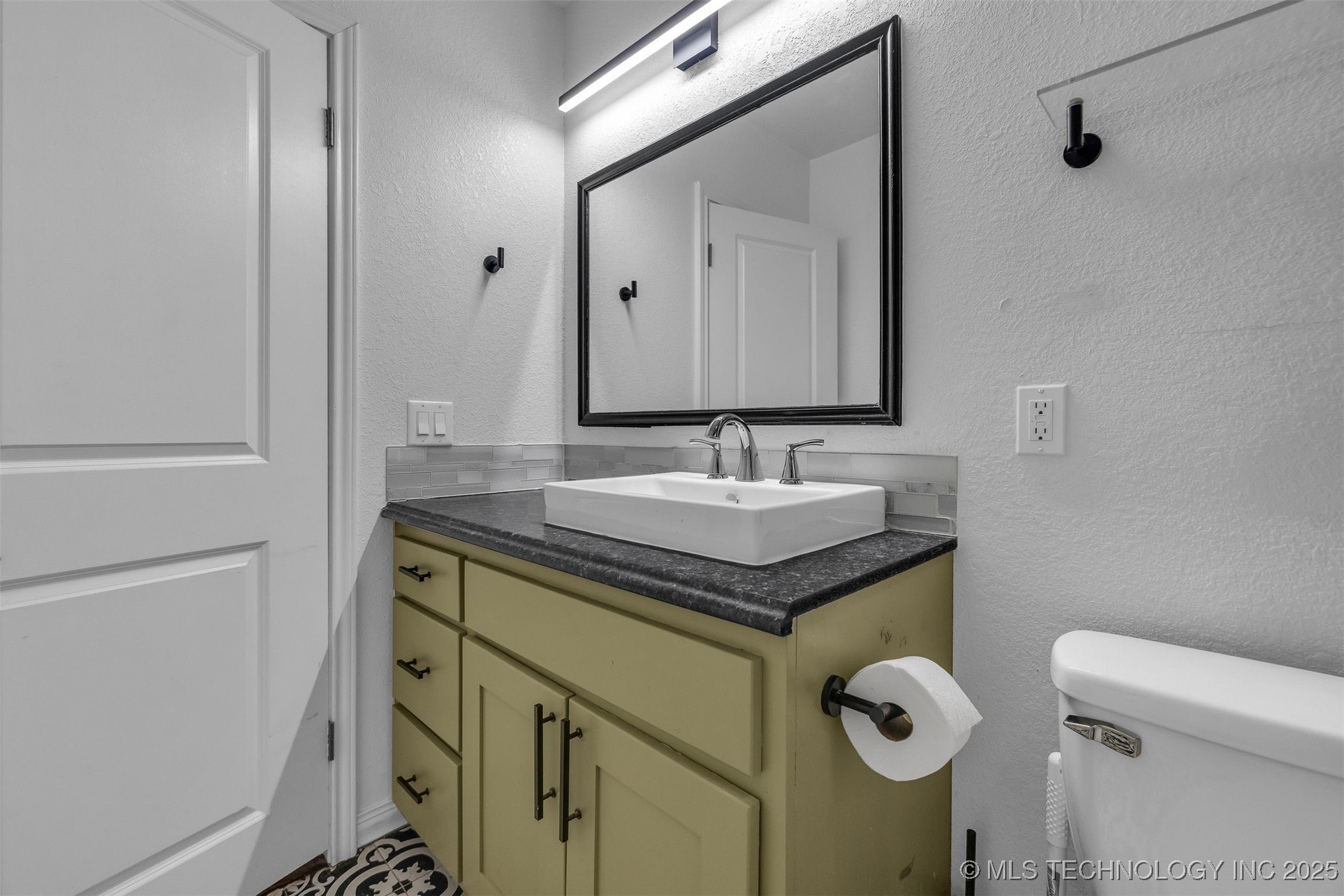 2223 S Oswego Avenue Property Photo 21