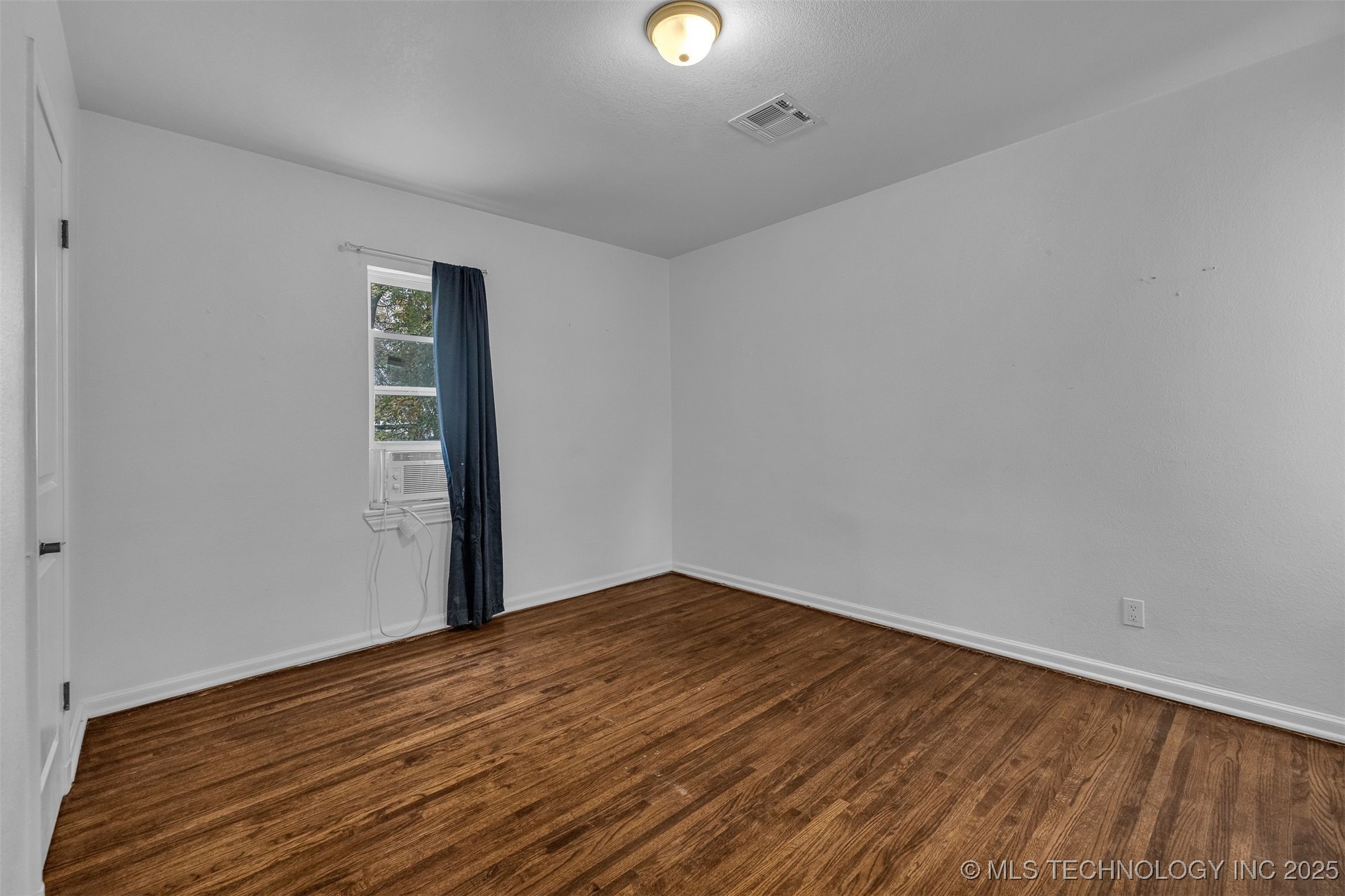 2223 S Oswego Avenue Property Photo 22