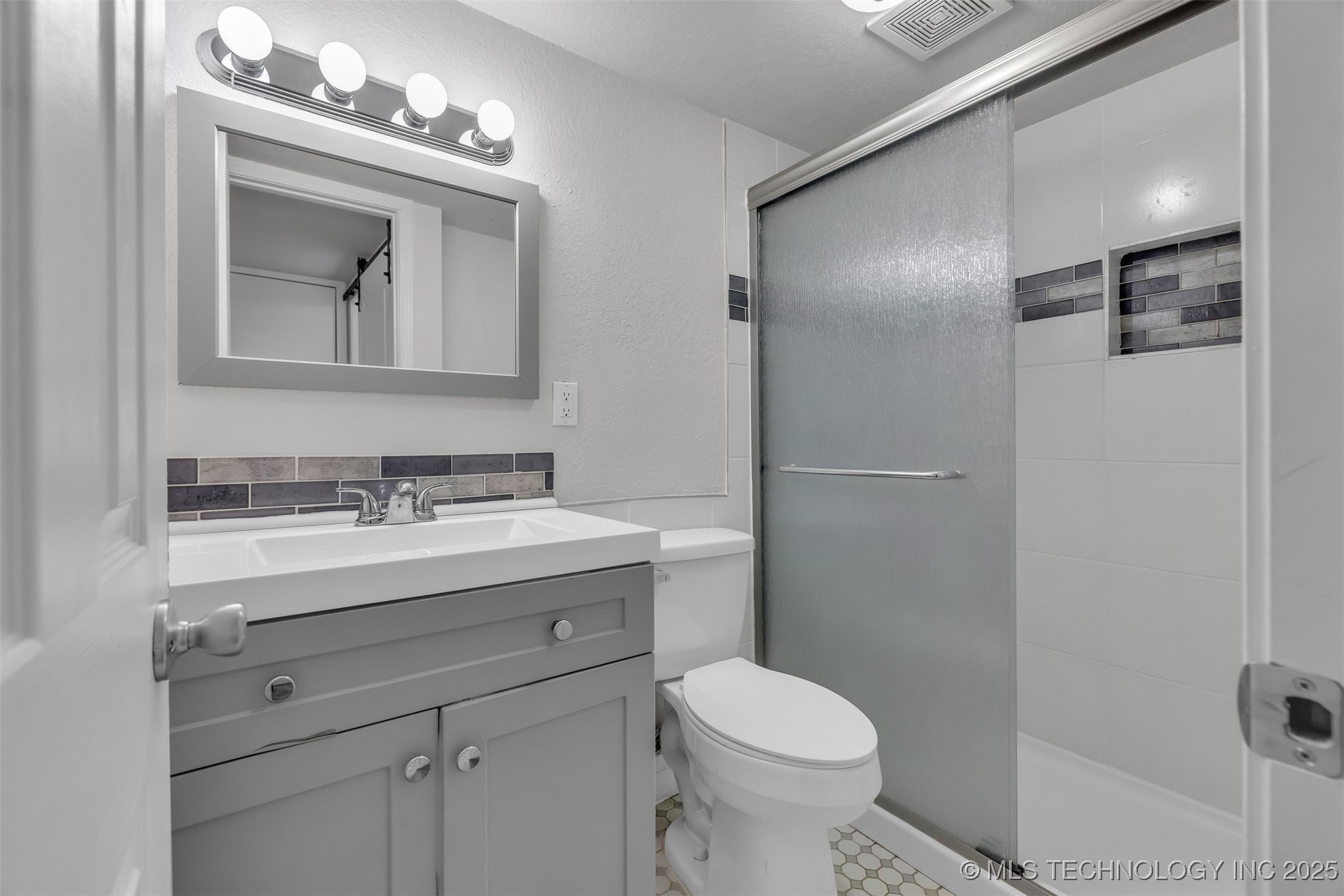 2223 S Oswego Avenue Property Photo 28