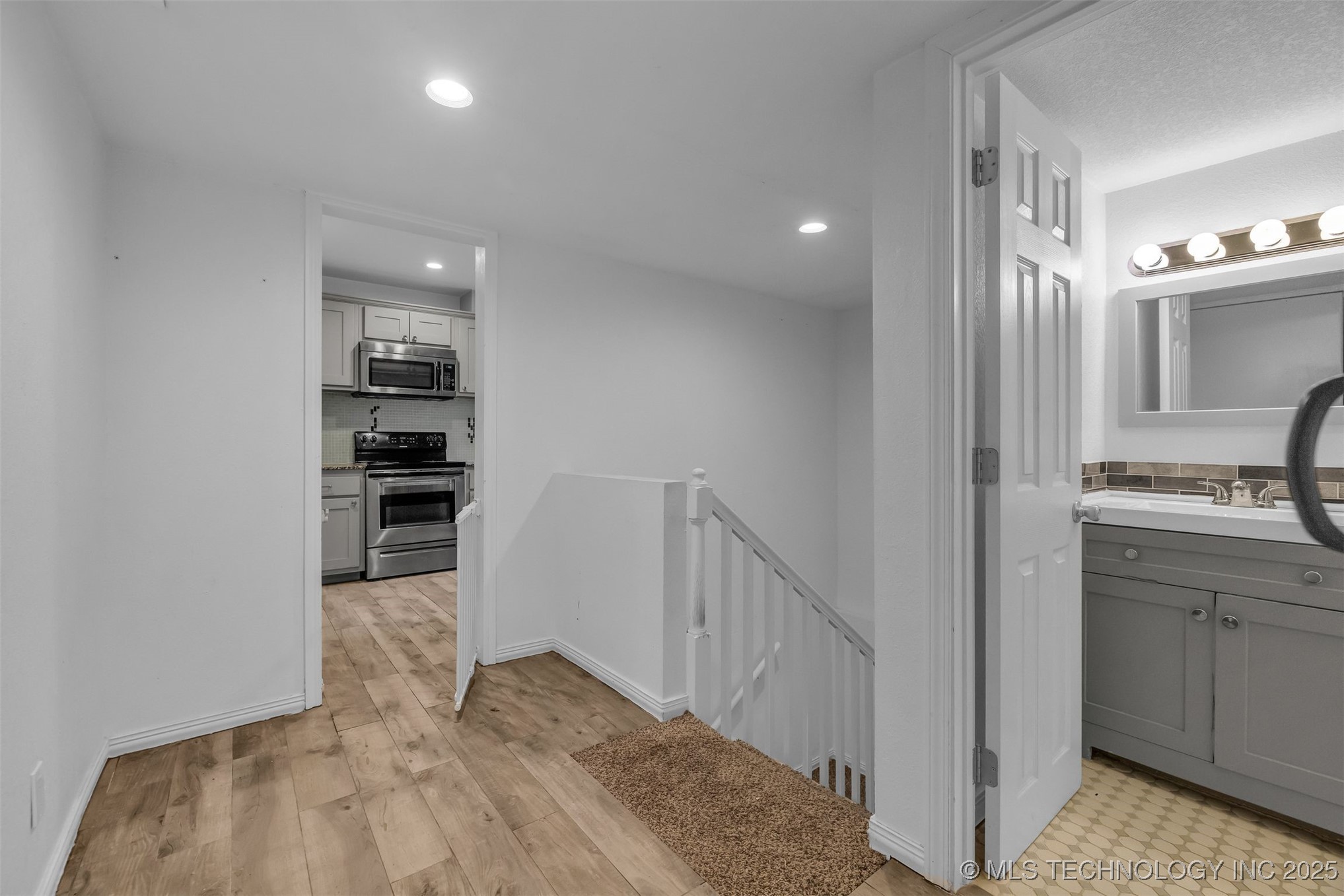 2223 S Oswego Avenue Property Photo 29